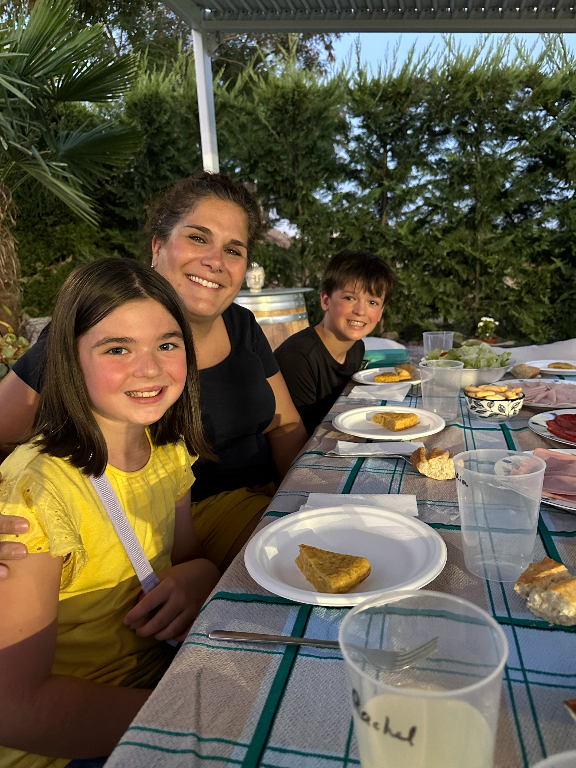 The kids were thrilled to sit on each side of Srta. U for our dinner celebration.
