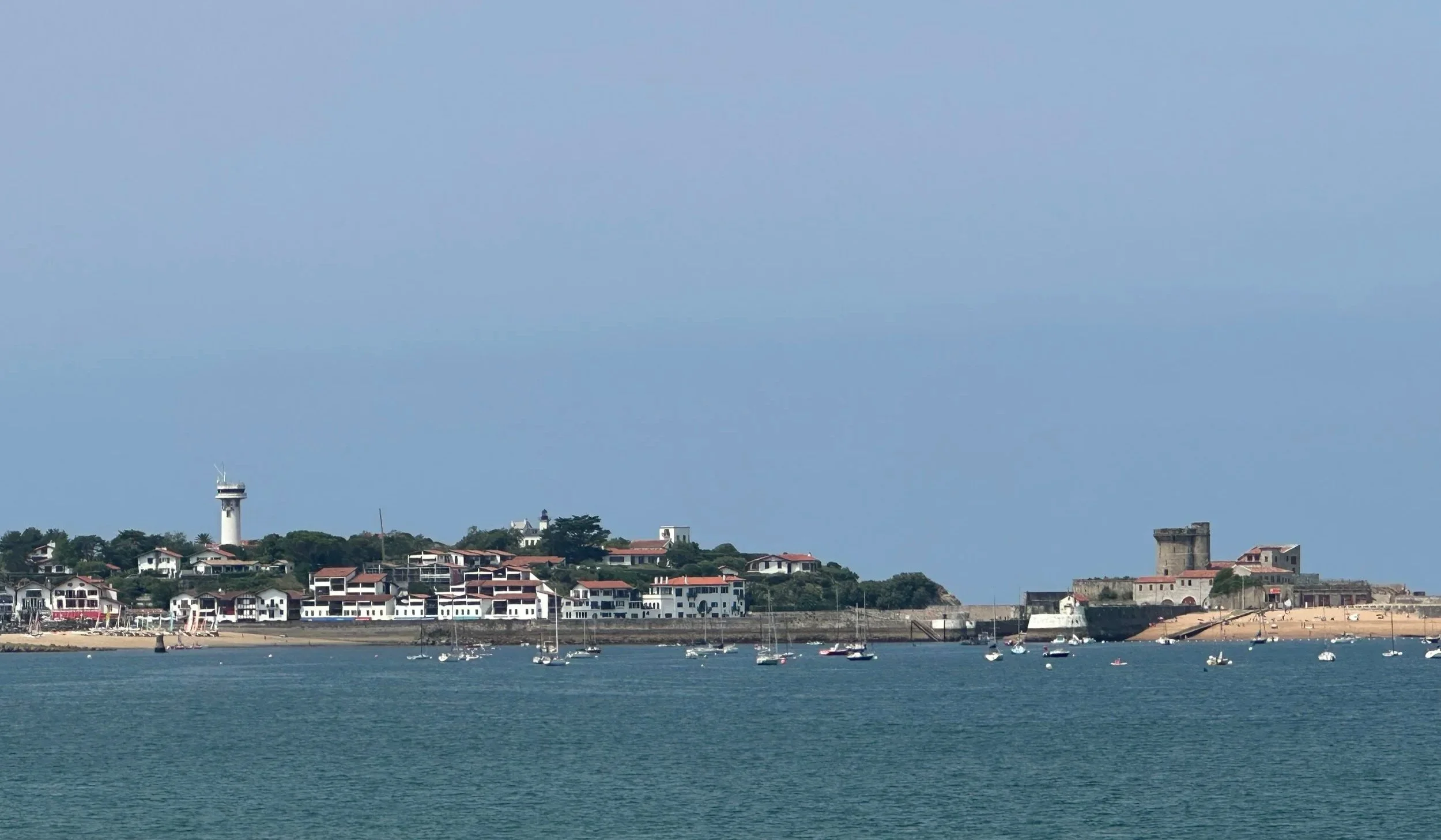 The beach is part of a half circlular bay with a peninsula and barrier island protecting the bay of San Juan de Luz from the Bay of Biscayne.