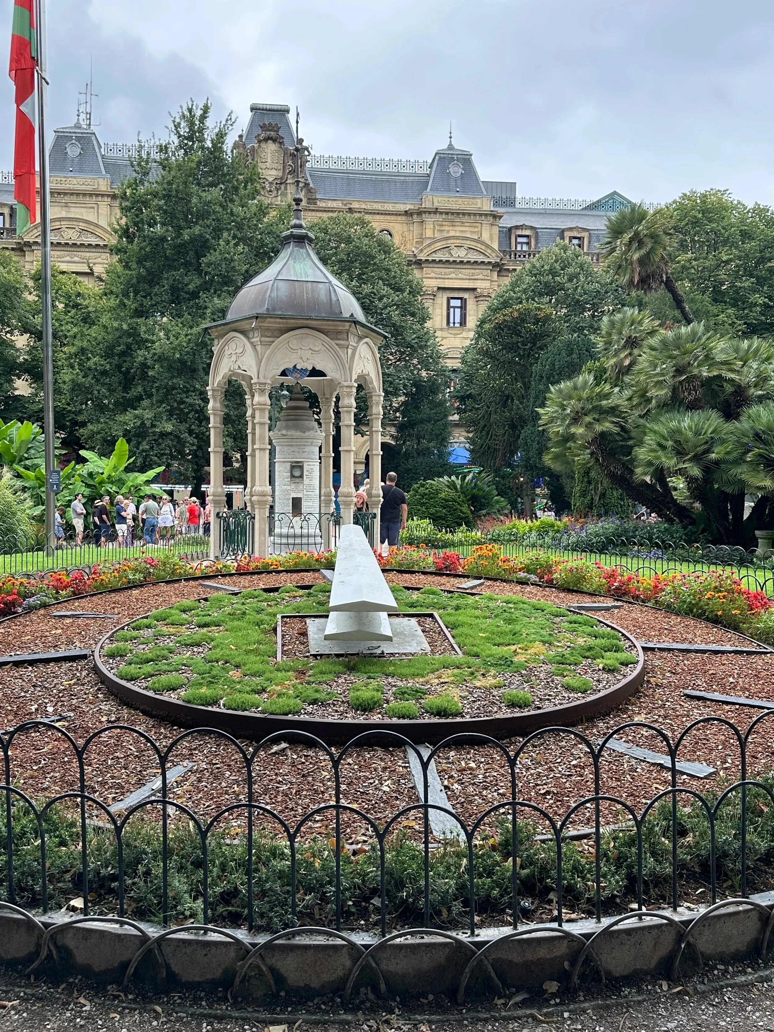 Plaza Gipuzkoa also had a special floral clock with the Meteorological Temple behind it (containing a sundial, barometer, thermometer, and hygrometer. It was donated by a local scientist in 1879). 