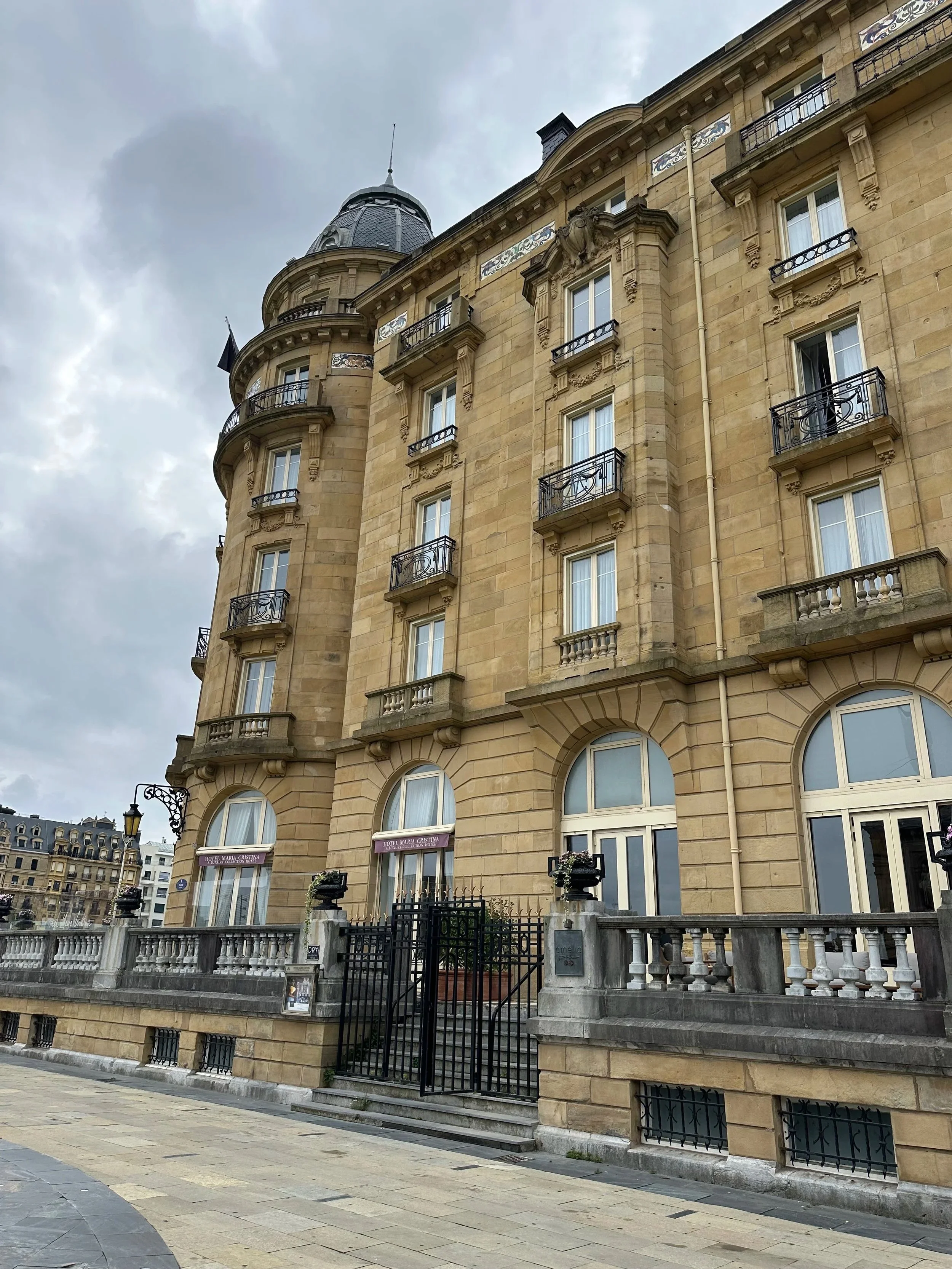 Plaza Okendo houses the Hotel Maria Cristina and the Victoria Eugenia theatre.  This plaza was part of the Spanish Civil War in the 1936 Battle of San Sebastian and its buildings still show the consequences.  