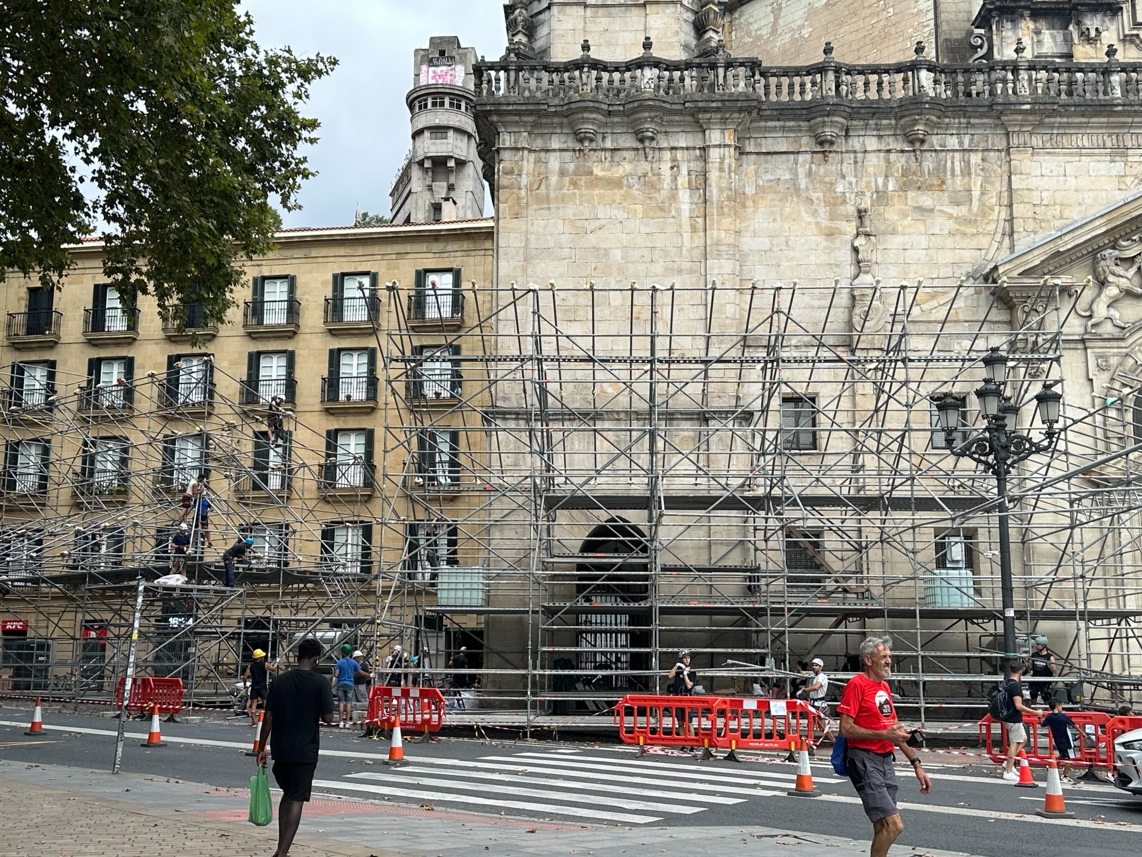 We found the streets in Bilbao to be confusing.  We were trying to get to our apartment in the Old Town, but you can't drive in that area, and to make it more difficult, they were building major scaffolding structures all over the city for their "Sem