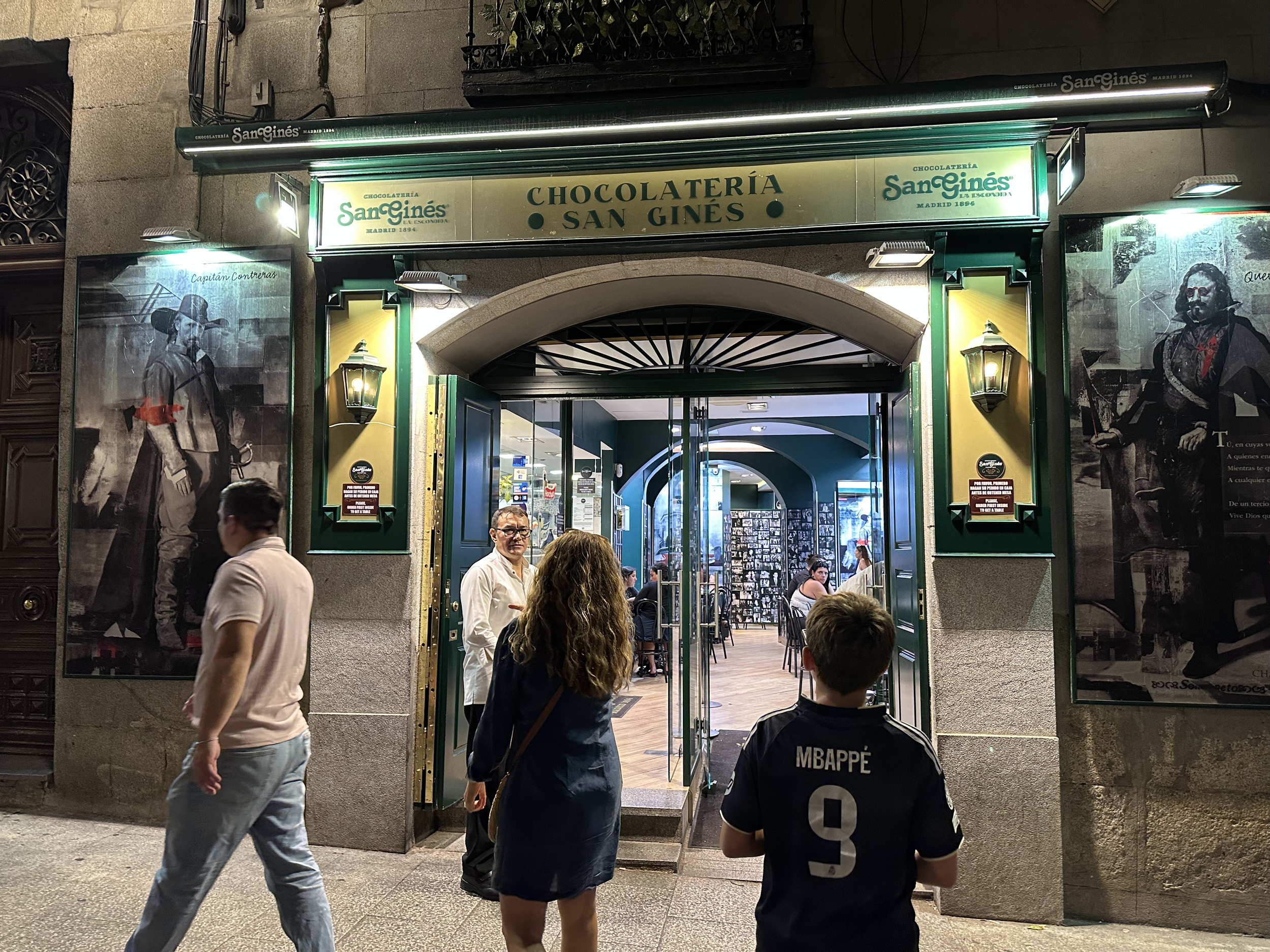 We ended our evening with some traditional Churros and chocolate at Chocolateria San Gines .