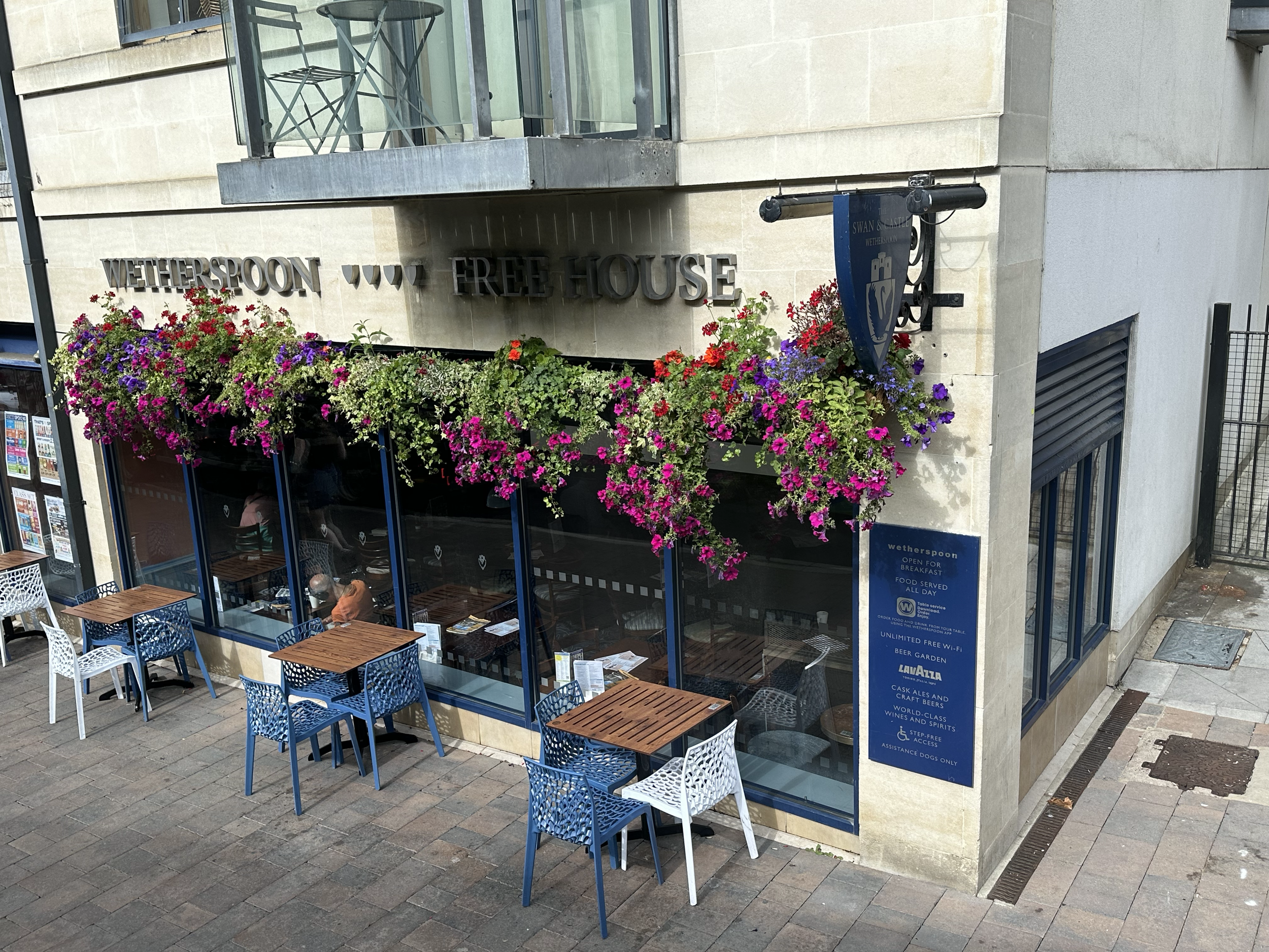 Are you tired of all of my pubs with flowers pictures? I just think they are so lovely. This picture will serve as my transition to tell you about our day outside of London. We rented a car and spent a day traveling northwest to Oxford, then South to