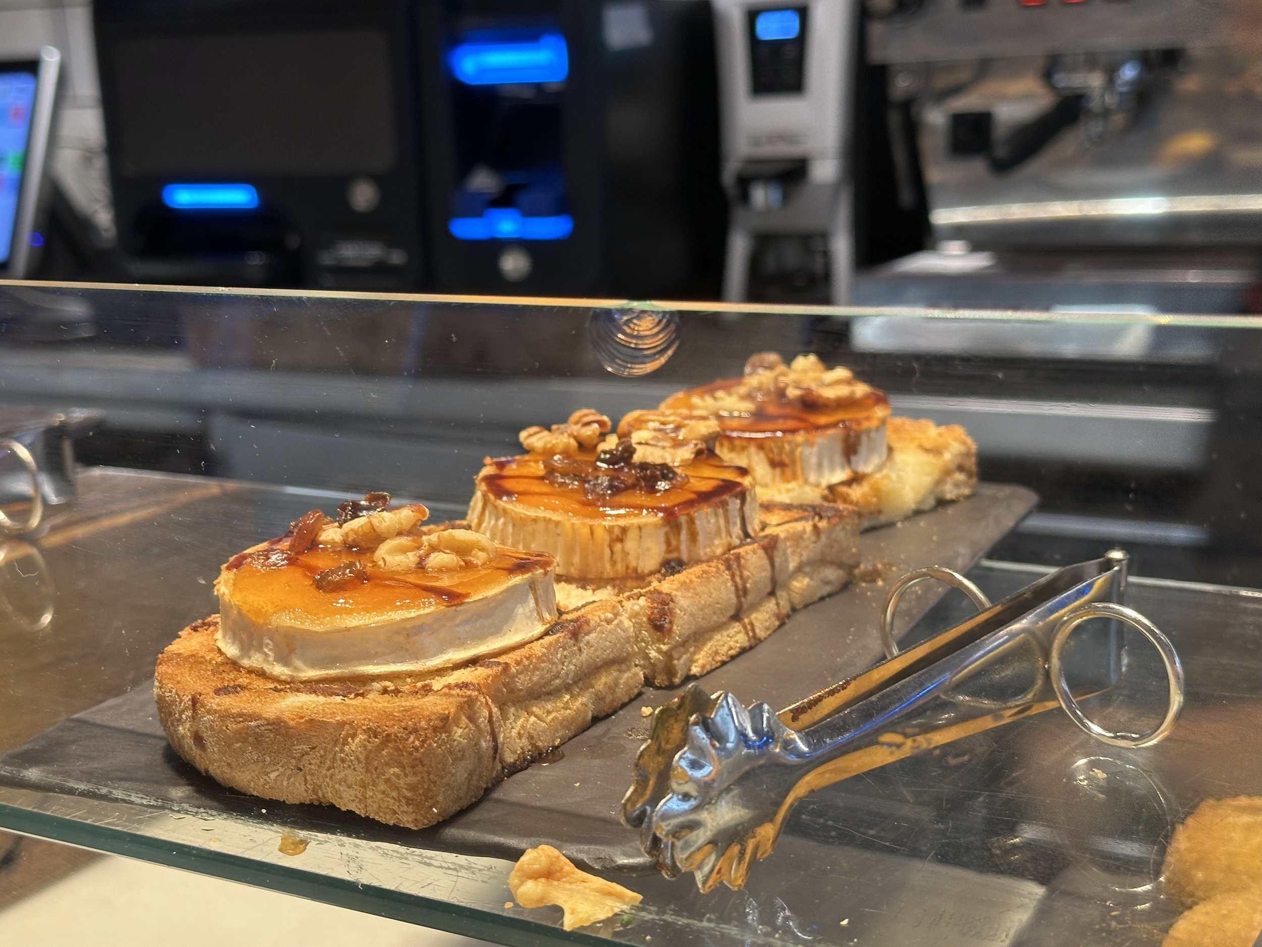 Bread, brie, walnuts, and honey.  Delisioso!