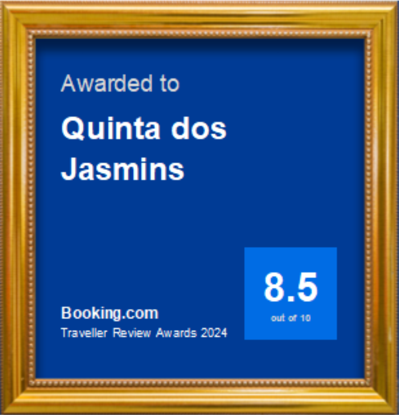 Certificado de premiação do Booking.com, Travellers Review Awards 2024, concedido à Quinta dos Jasmins, com uma nota 8,5 de 10, emoldurado em uma moldura dourada.