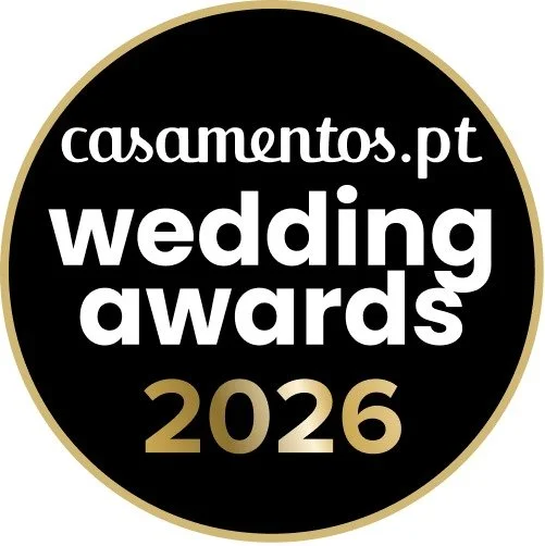 Logotipo do prêmio Casamentos.pt Wedding Awards 2026 com texto em português e inglês, usando fundo preto, texto branco e detalhes em bege.