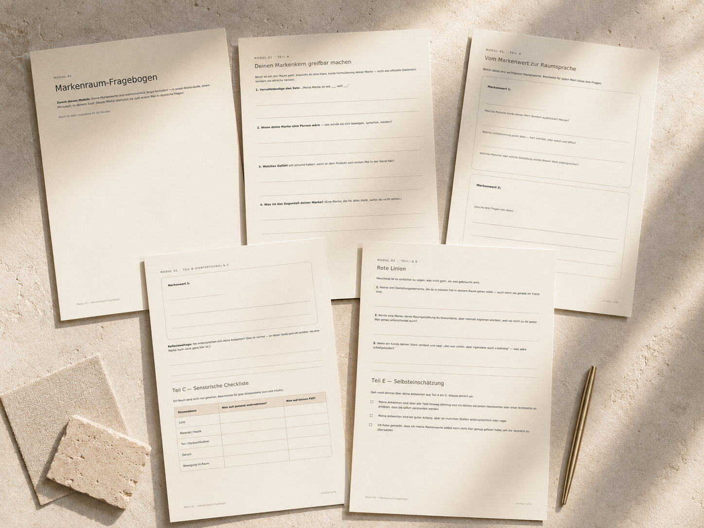 Mehrere ausgefüllte und leere Fragebögen und Notizblöcke auf einer harten Oberfläche, ein Goldfarbener Kugelschreiber liegt daneben, zwei kleine Textilstücke sind im unteren linken Bildbereich.