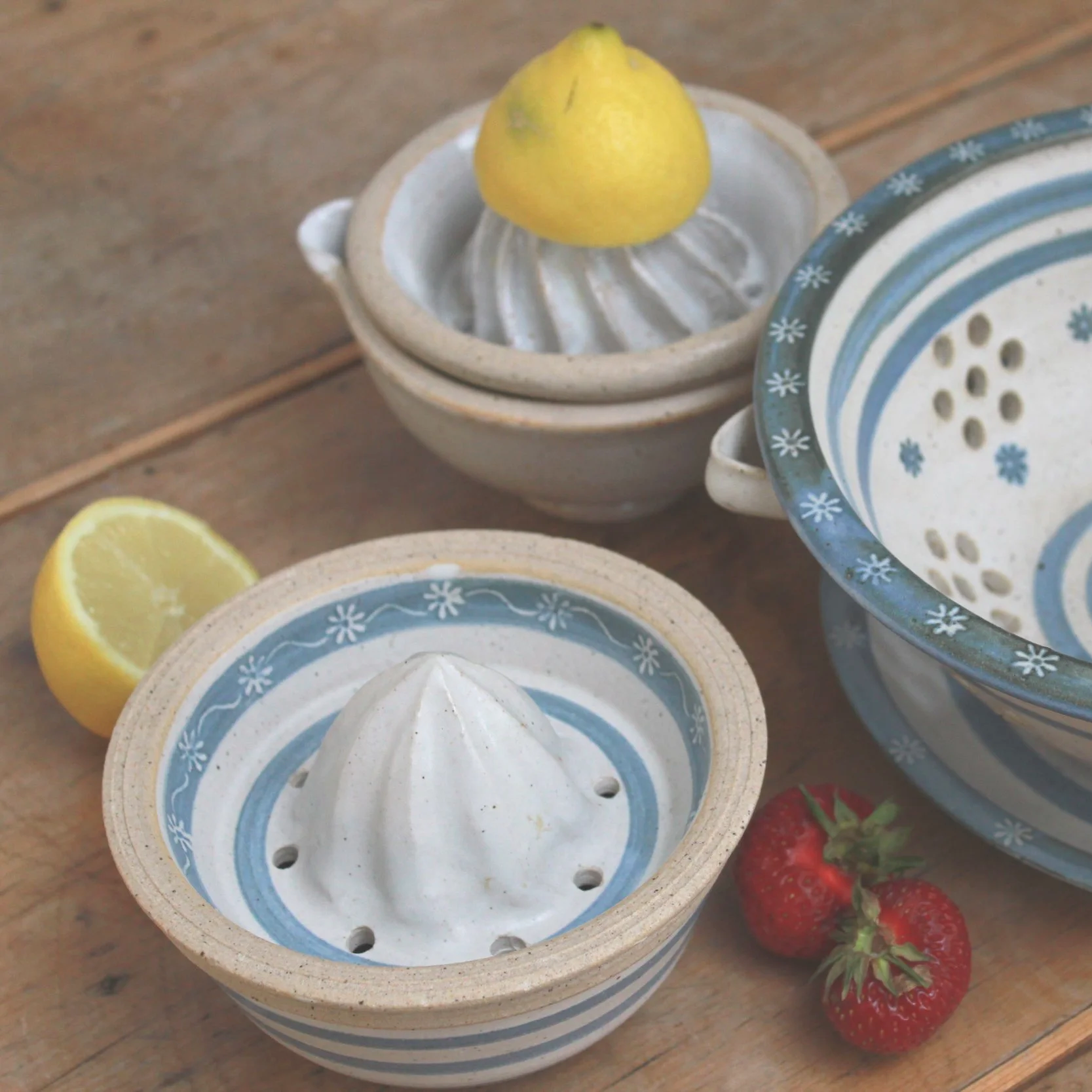 lemon+squeezers+and+colander+.png