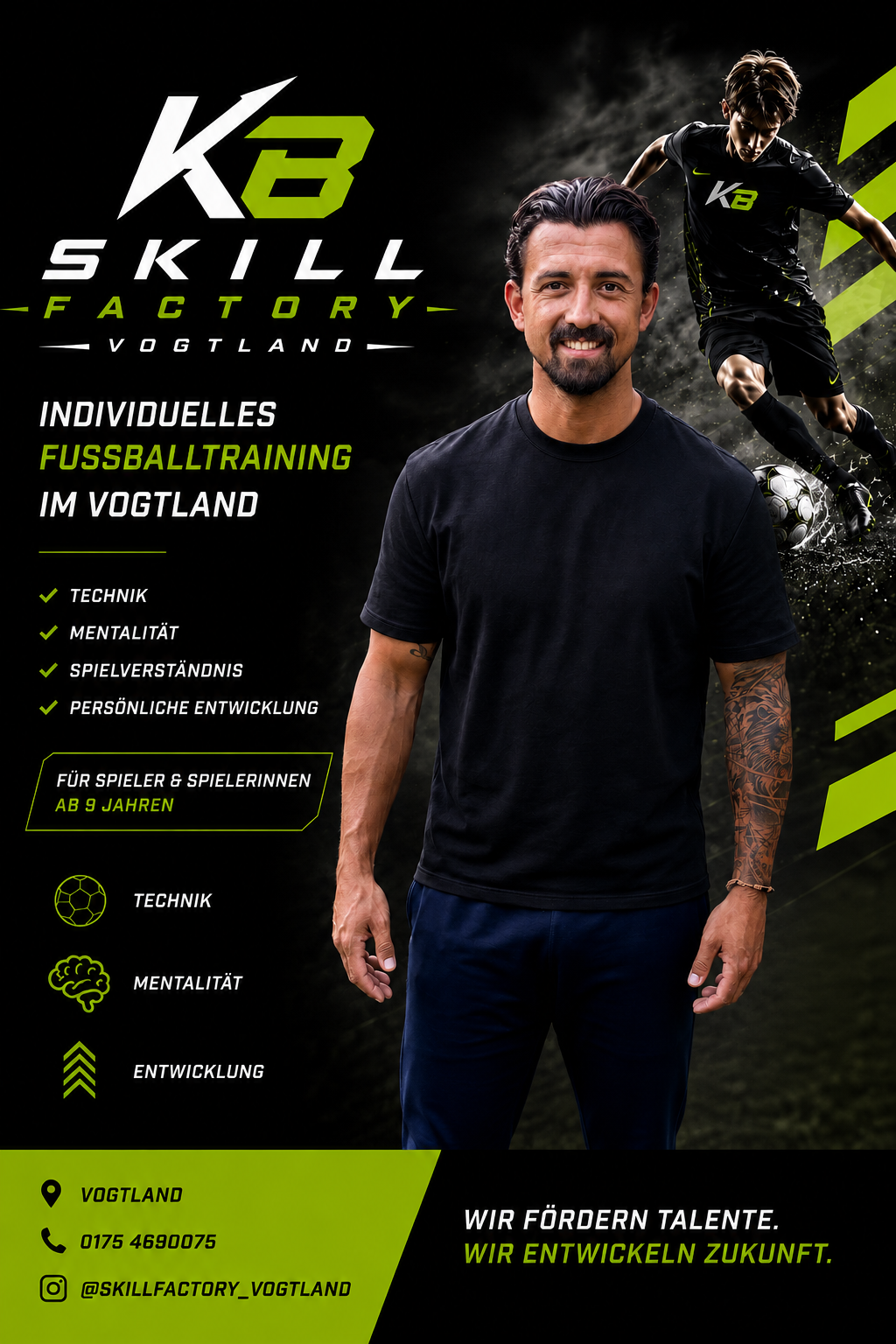 Werbeplakat für Fußballtraining im Vogtland, mit einem lächelnden Mann in schwarzem T-Shirt und Tattoos am Arm, und einem jungen Fußballspieler im schwarzen Trikot, beide vor dunklem Hintergrund mit grünen Akzenten.
