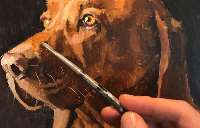 Een professionele schilder die een realistische olieverf schildering van een hond maakt, met een penseel dat dicht bij het gezicht van de hond wordt gehouden.