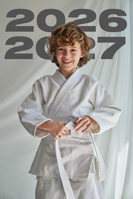 Jeune garçon souriant portant un kimono de judo, avec les années 2026 et 2027 en arrière-plan.