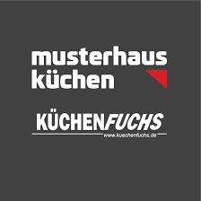 Logo mit schwarzem Hintergrund, weißem Text 'musterhaus küchen', schwarzem Text 'KÜCHENFUCHS' und kleiner roter Akzent, Website 'kuechenfuchs.de'.