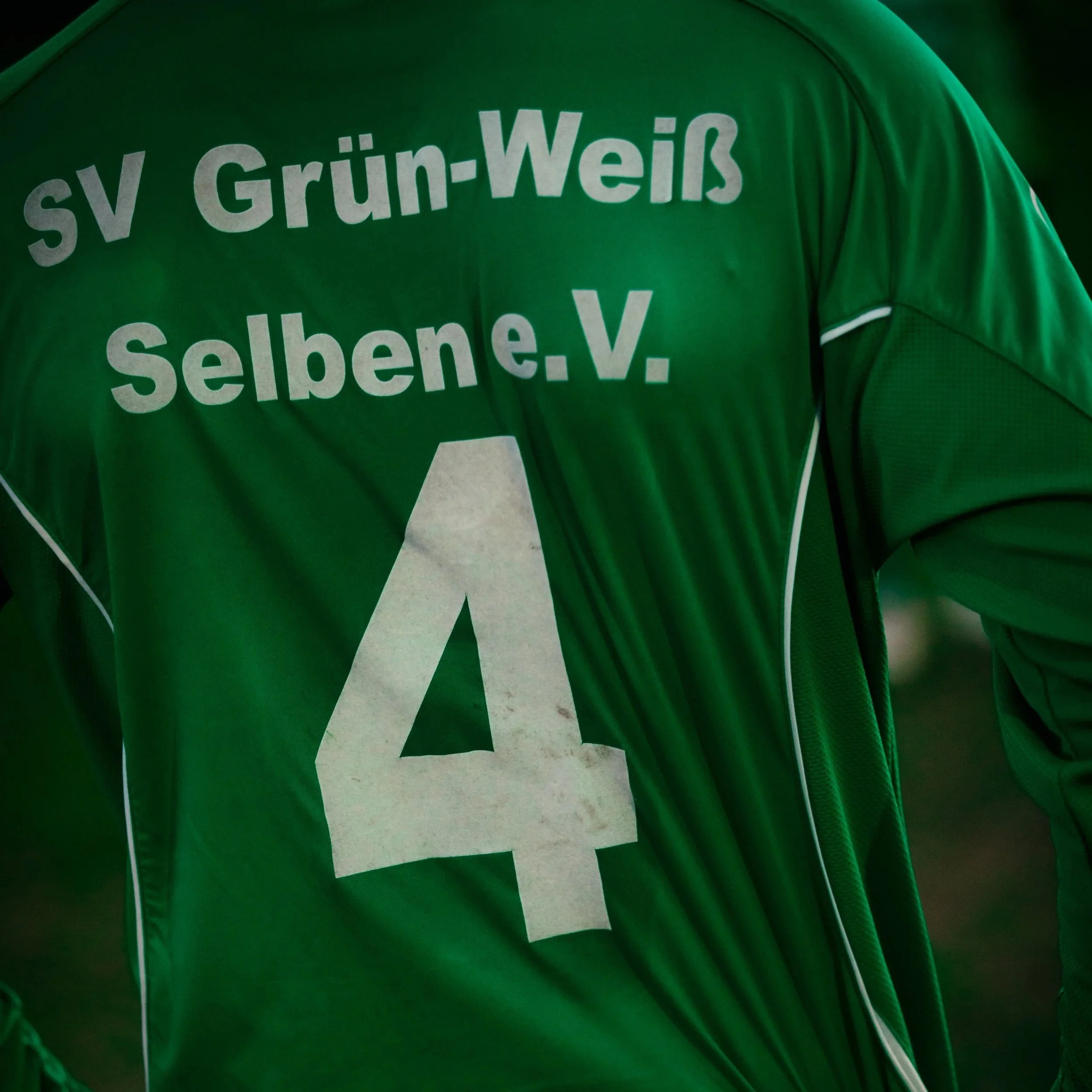 Grünes T-Shirt mit weißen Text 'SV Grün-Weiß Selbene V.'