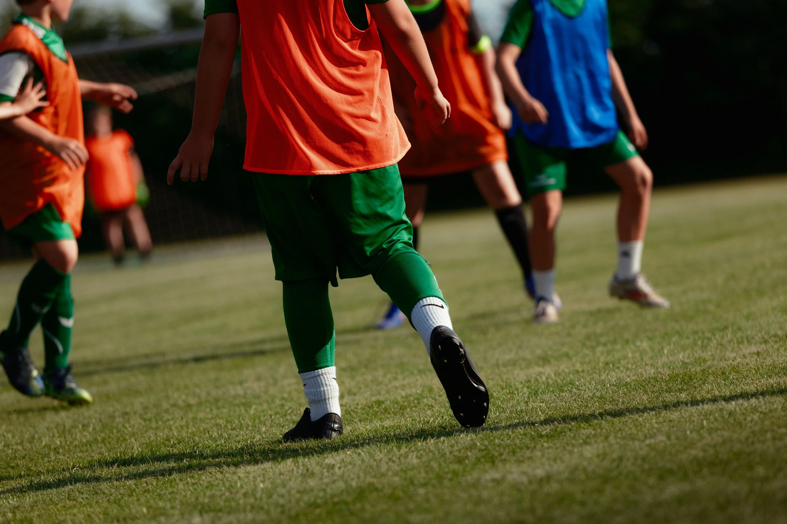 Fußballspieler mit künstlichem Bein beim Training auf dem Spielfeld.