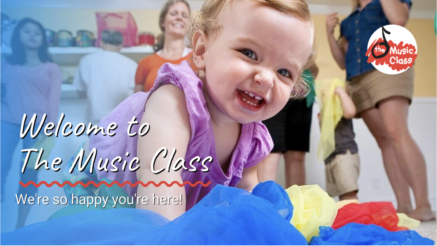 Niña sonriente en una clase de música, rodeada de otros niños y adultos, con colores vivos y un logo de 'The Music Class' en la esquina superior derecha.