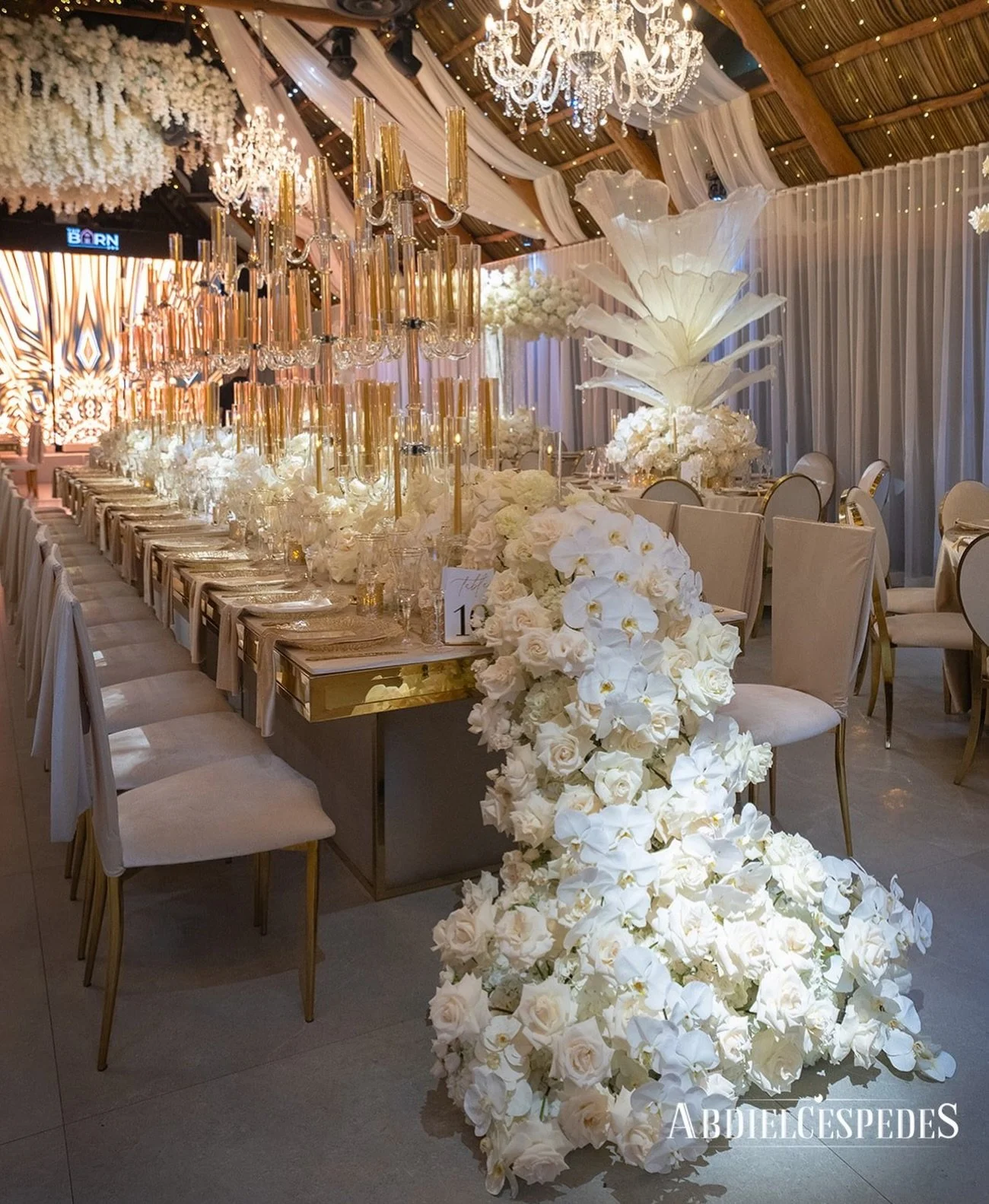 SPECIALTY FAMILY TABLES deserves a floral design that makes a statement.
@magicplace_banquethall @abdielcespedesph 
@thebarn305 @decoraeventrental