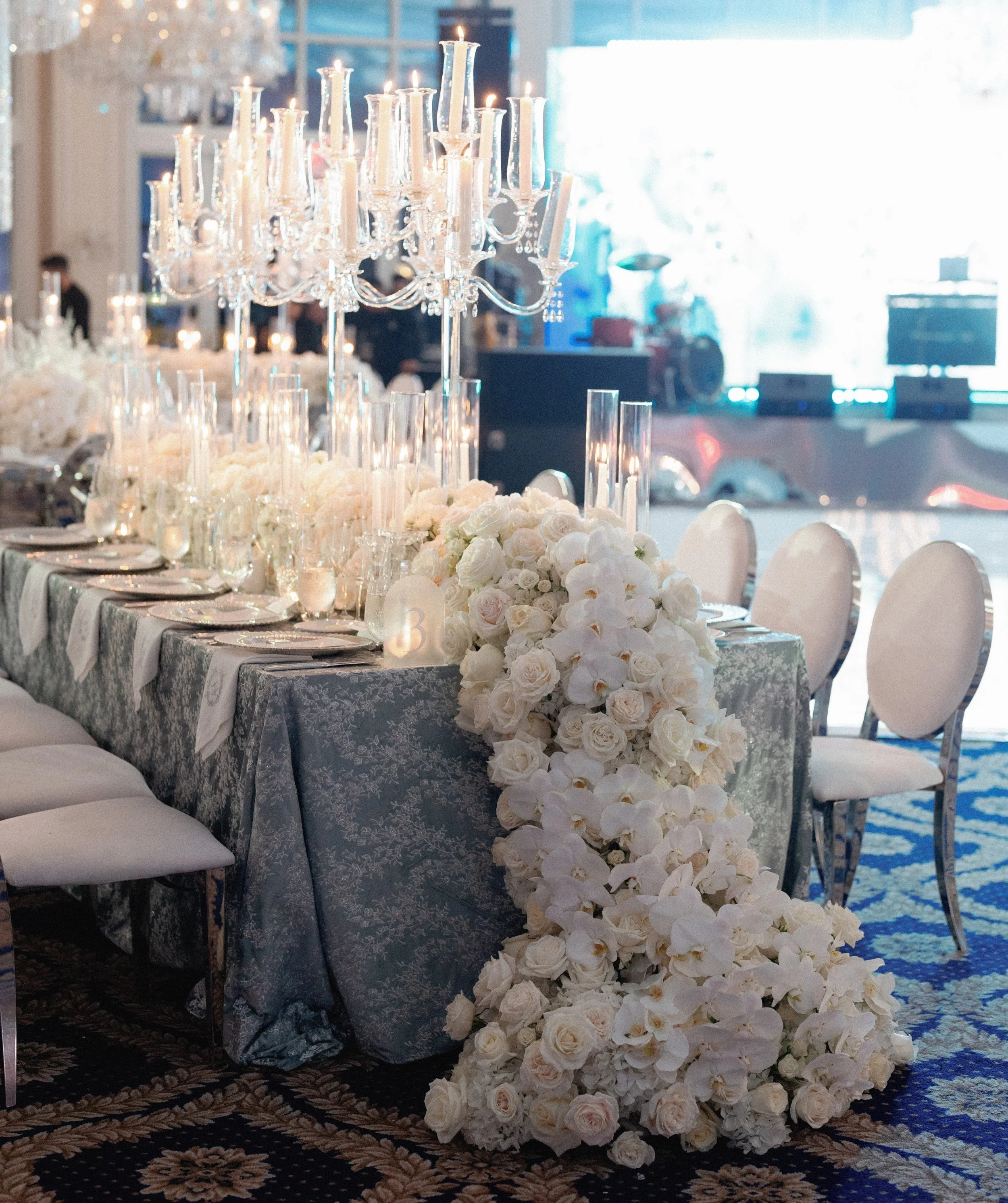 Cascading florals always make a statement! CAMILA&rsquo;S EVENTS @camilasevents 
📸 @juanzabalaph
Venue @trumpdoralweddings 
Florals and decor @poncefloraldesign
