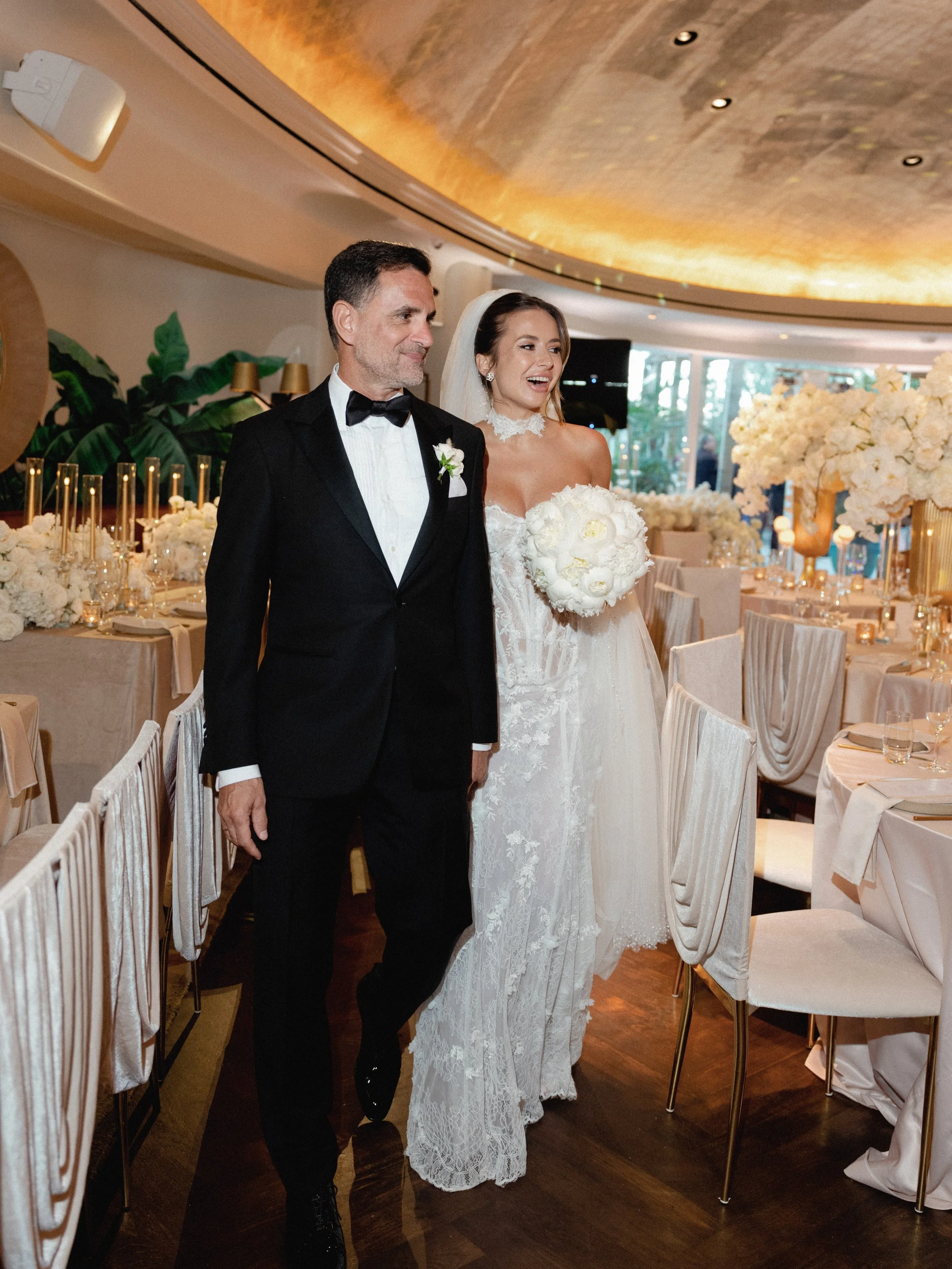 Room reveal; our favorite part of the wedding nigh, watching every detail come together and unveiling a room designed to leave a lasting impression.

📸 @juanzabalaph