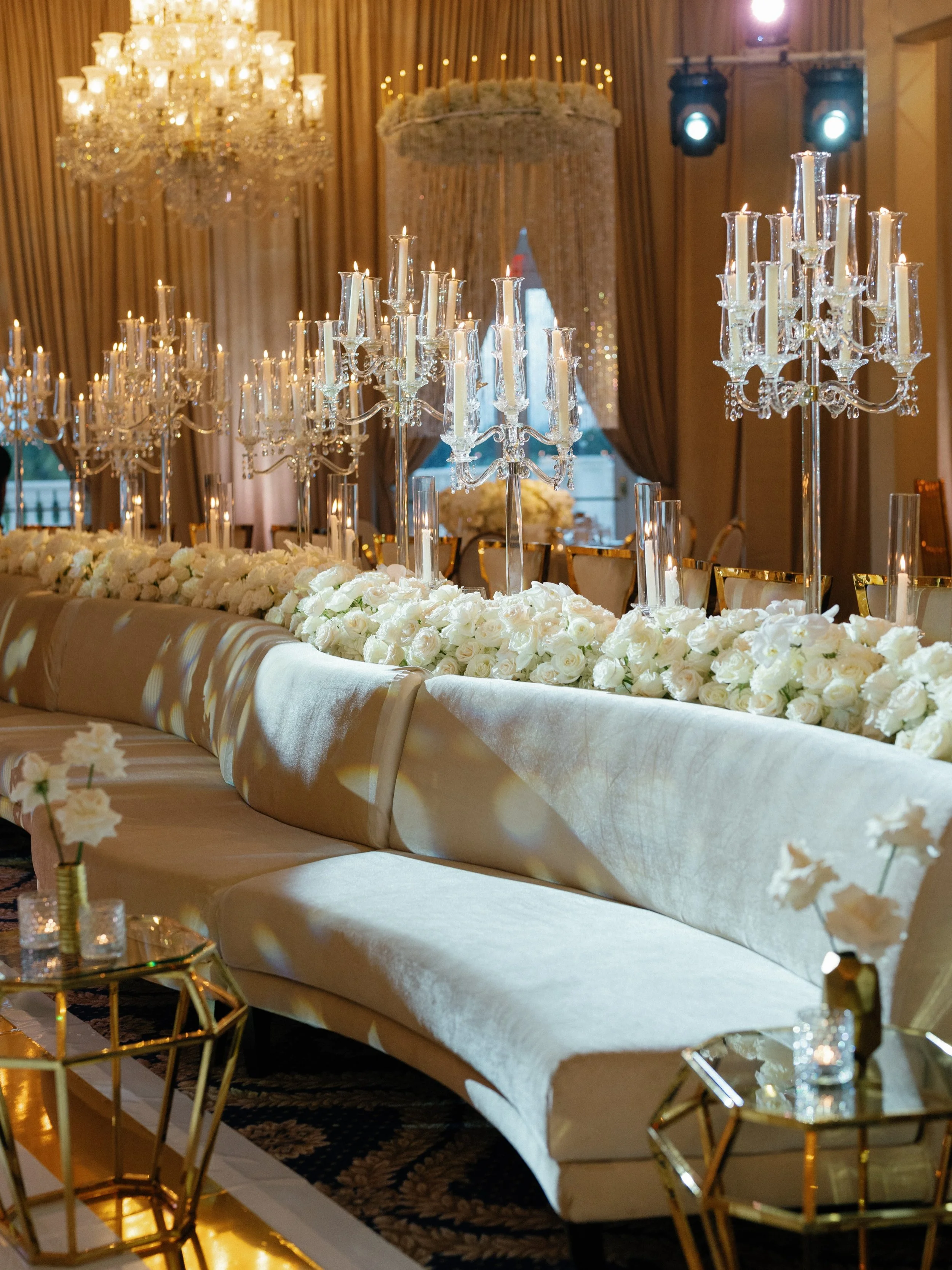 Designing a wedding look is so much more than creating a fantastic and a statement piece&hellip;.. it&rsquo;s creating a feeling your guests will never forget!

Wedding planner @camilasevents 
Event productiin @saleventsproductions 
Luxury rentals @d