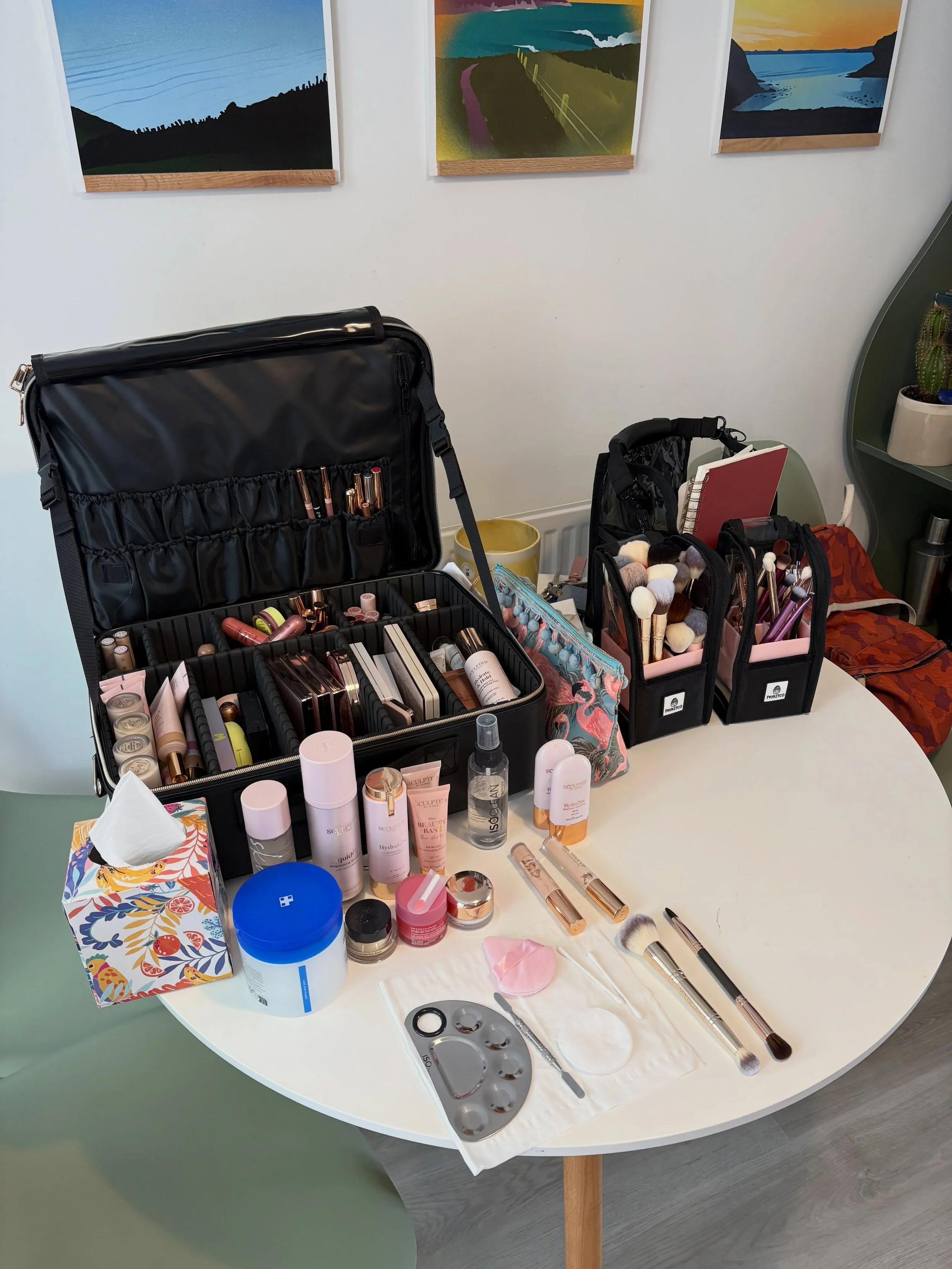 The kit has really levelled up with my new @relavel_official bag and @mykitco brush bag 🤩 

Who wants to see what&rsquo;s inside?

#watfordmakeupartist #hertfordshiremakeupartist #bridalmakeupartists #londonmakeupartist #weddingmakeupartist