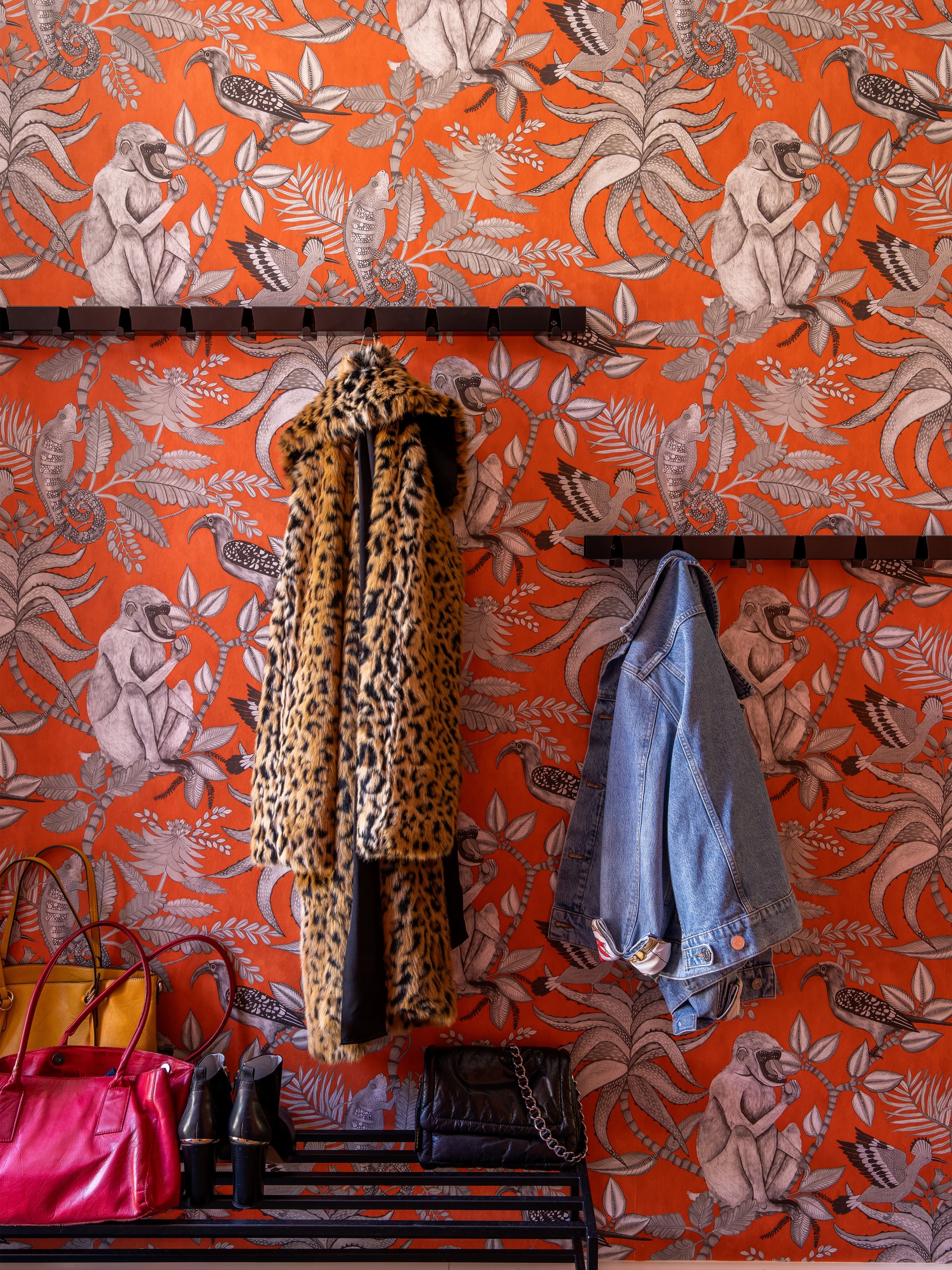 MAKE AN ENTRANCE ~ De entree wordt vaak vergeten, terwijl hier de eerste indruk van je huis ontstaat. Je bent er maar even, en juist daarom mag het net een tikkeltje meer zijn: een gedurfd statement dat meteen laat zien wie hier woont. Met slimme opb