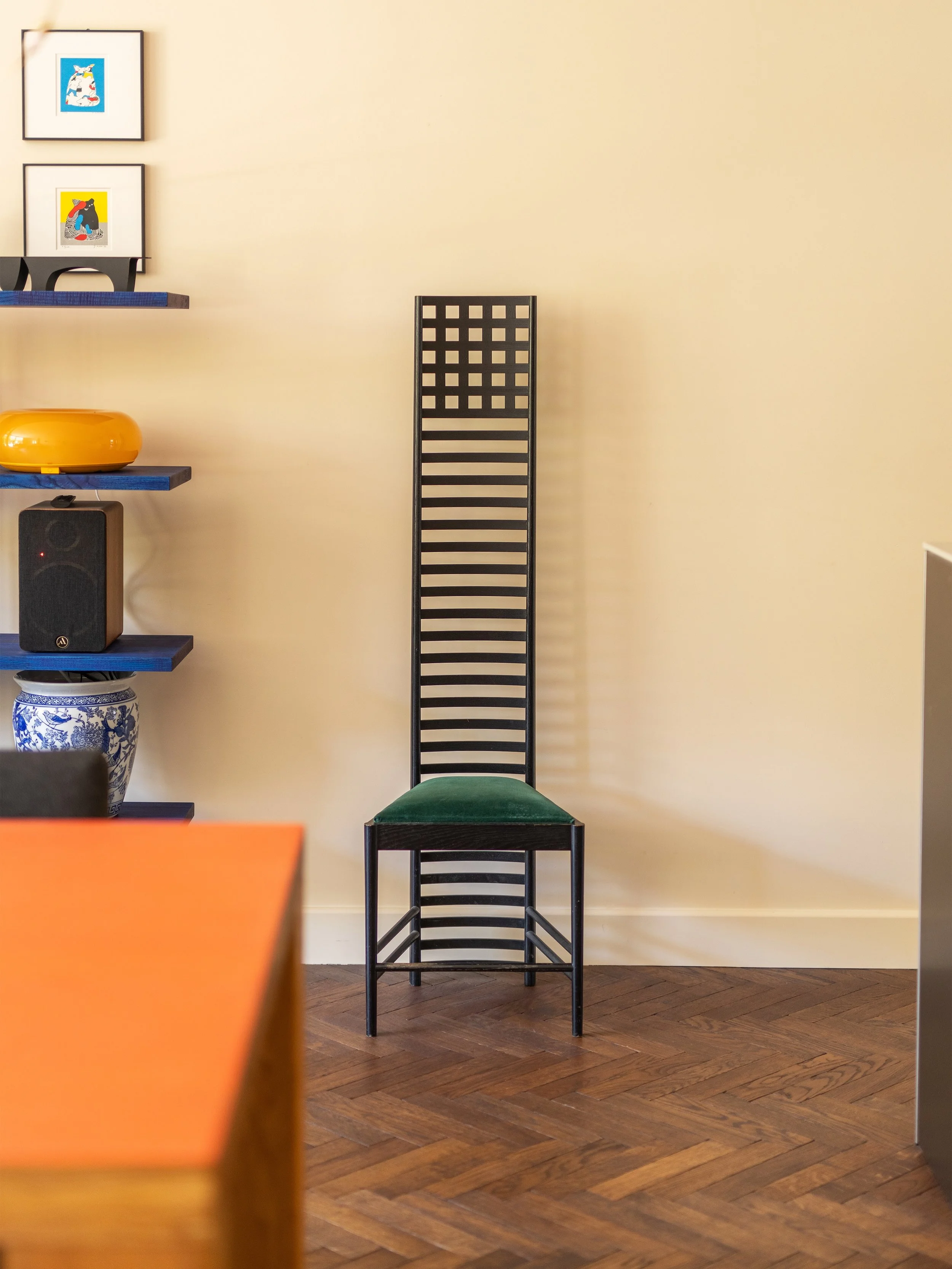 TAKE A SEAT ~ Deze stoel is van m&rsquo;n tante geweest. Ze was kort van stuk en zat er vaak op, en dat zie je: op het onderste stangetje is de verf vervaagd door haar voeten. Een designklassieker van Mackintosh met sporen die een tastbare herinnerin