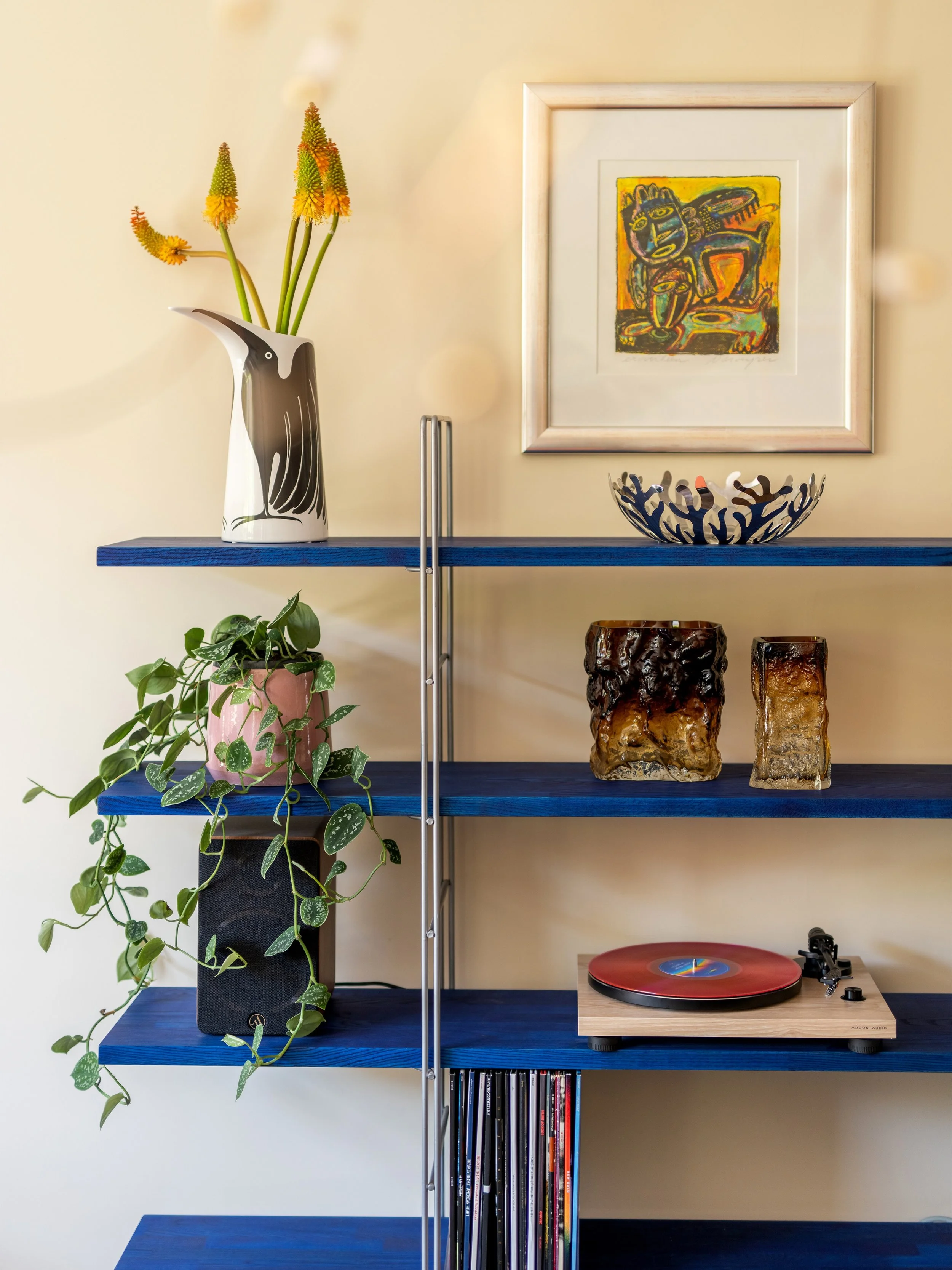 PUT A RECORD ON ~ Een vintage IKEA Enetri kast van Niels Gammelgaard kreeg nieuwe houten planken geolied in een diep blauwe kleur. Hierdoor is de kast een opvallende eyecatcher geworden. Swipe ➡️ voor de before foto. 

Bold in statements, Belle in de