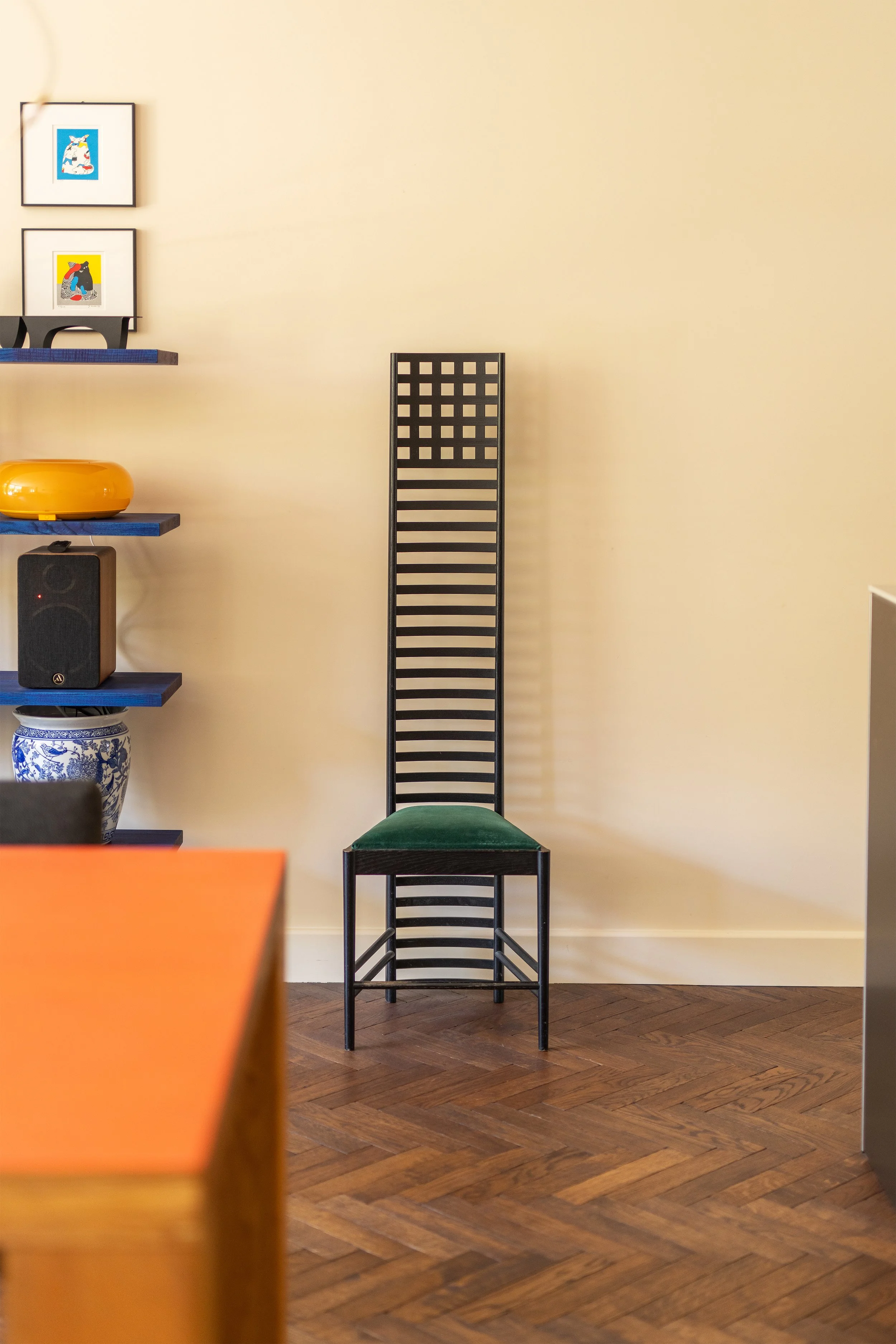 Eclectische eetkamer met de iconische Hill House 1 stoel van Charles Rennie Mackintosh voor Cassina in donkergroen velvet.