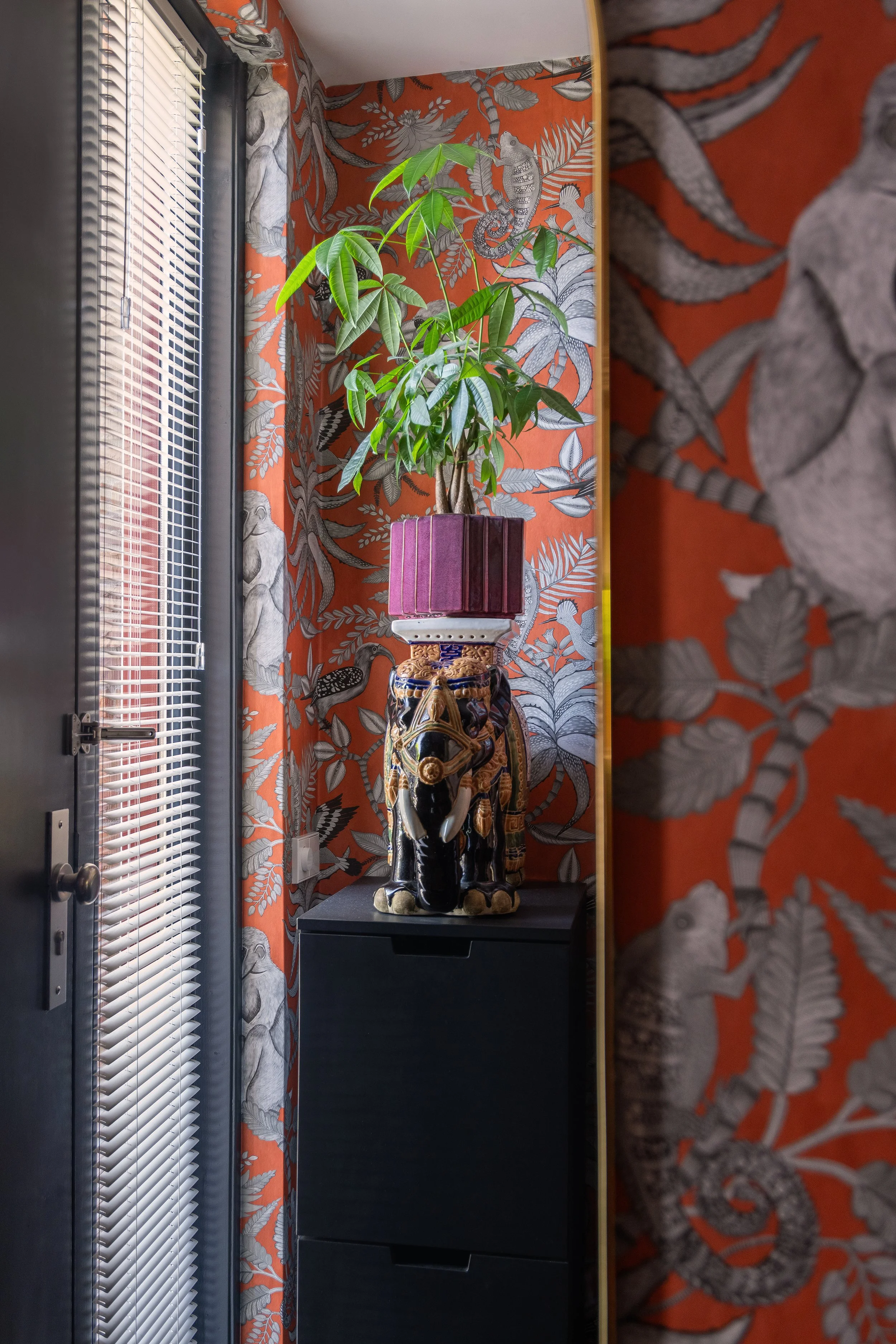 Stoere hal met een vintage keramieken olifant plantentafel, gestyled door Belle & Bold Interior Design. 