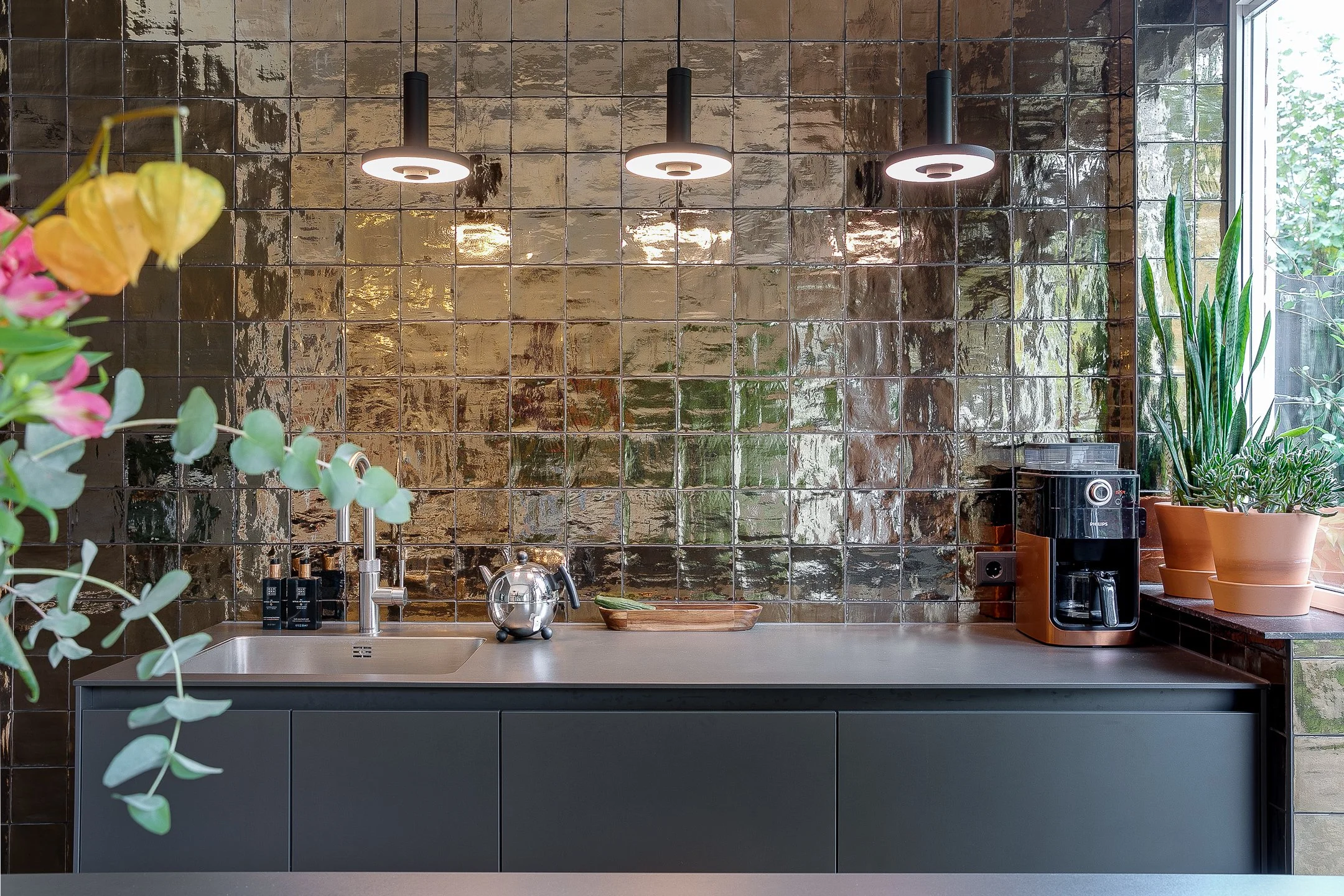 Design hanglampen Beads van Tonone, dimbare sfeerverlichting in luxe keukenrenovatie.