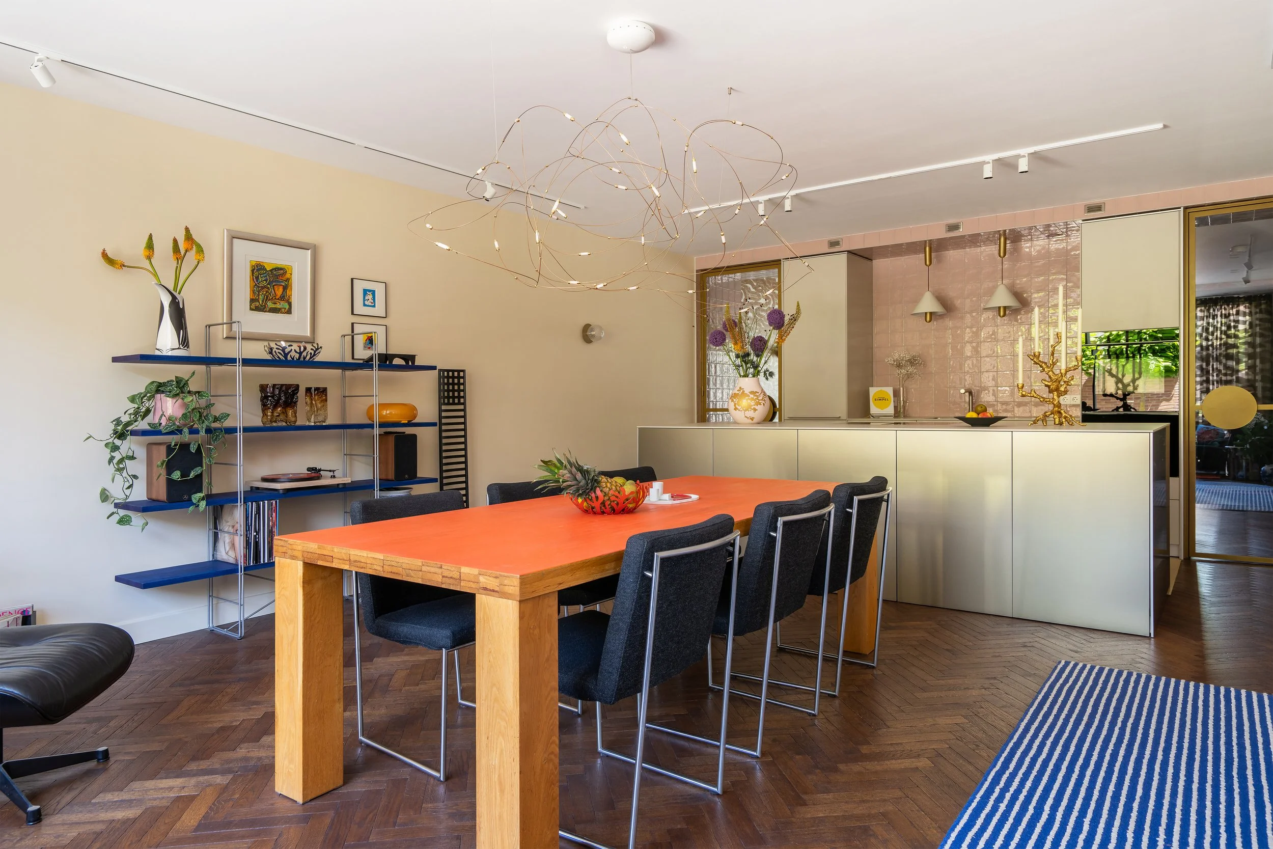 Kleurrijke, luxe leefkeuken nabij het strand in Scheveningen, ontworpen door Belle & Bold Interior Design. 