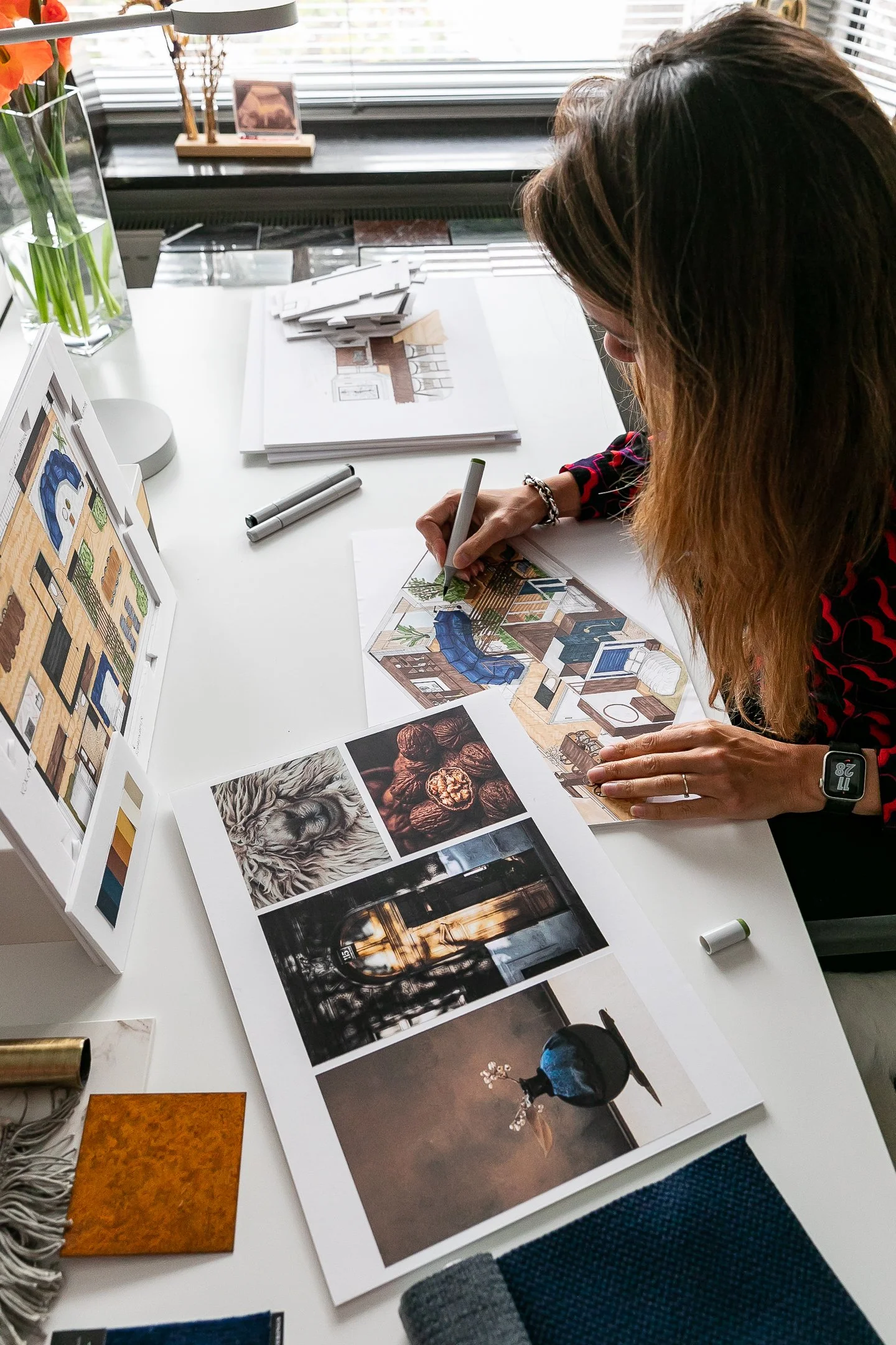Isabelle, interieurontwerper van Belle & Bold, werkt aan een interieuradvies voor een nieuwbouw penthouse in Voorburg met foto's en schetsen