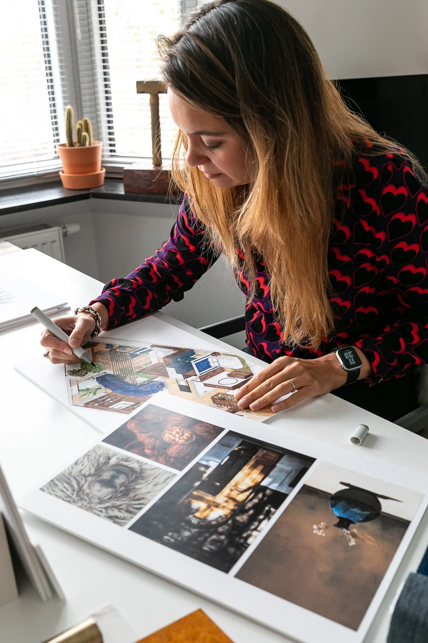 Isabelle bespreekt interieurontwerp en foto's bij een klant thuis in Delft