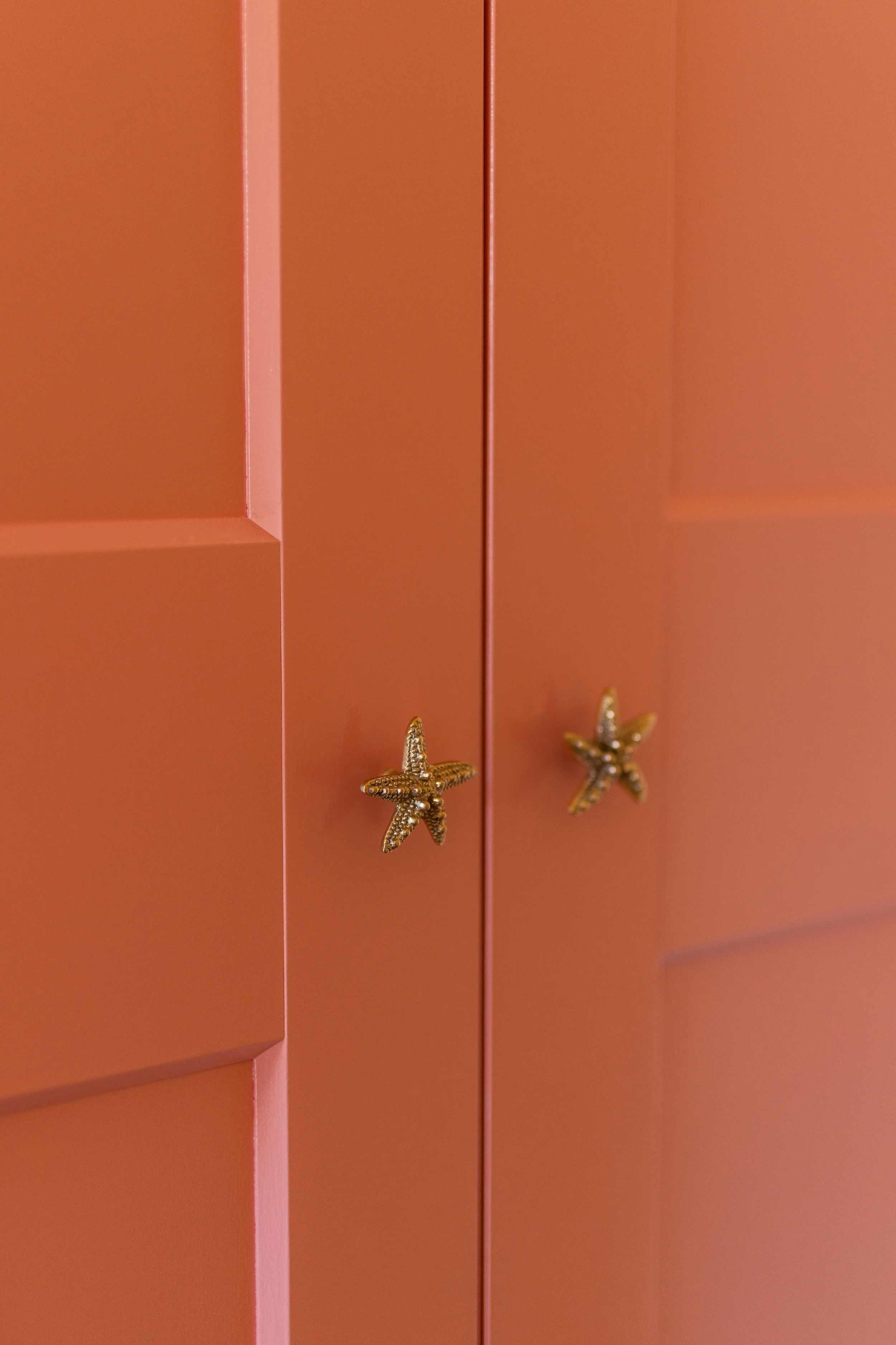 Luxe interieurstudio van Belle & Bold Interior Design in Den Haag met maatwerkkast geschilderd in Farrow and Ball Blooth Pink roze en goudkleurige deurknoppen. 