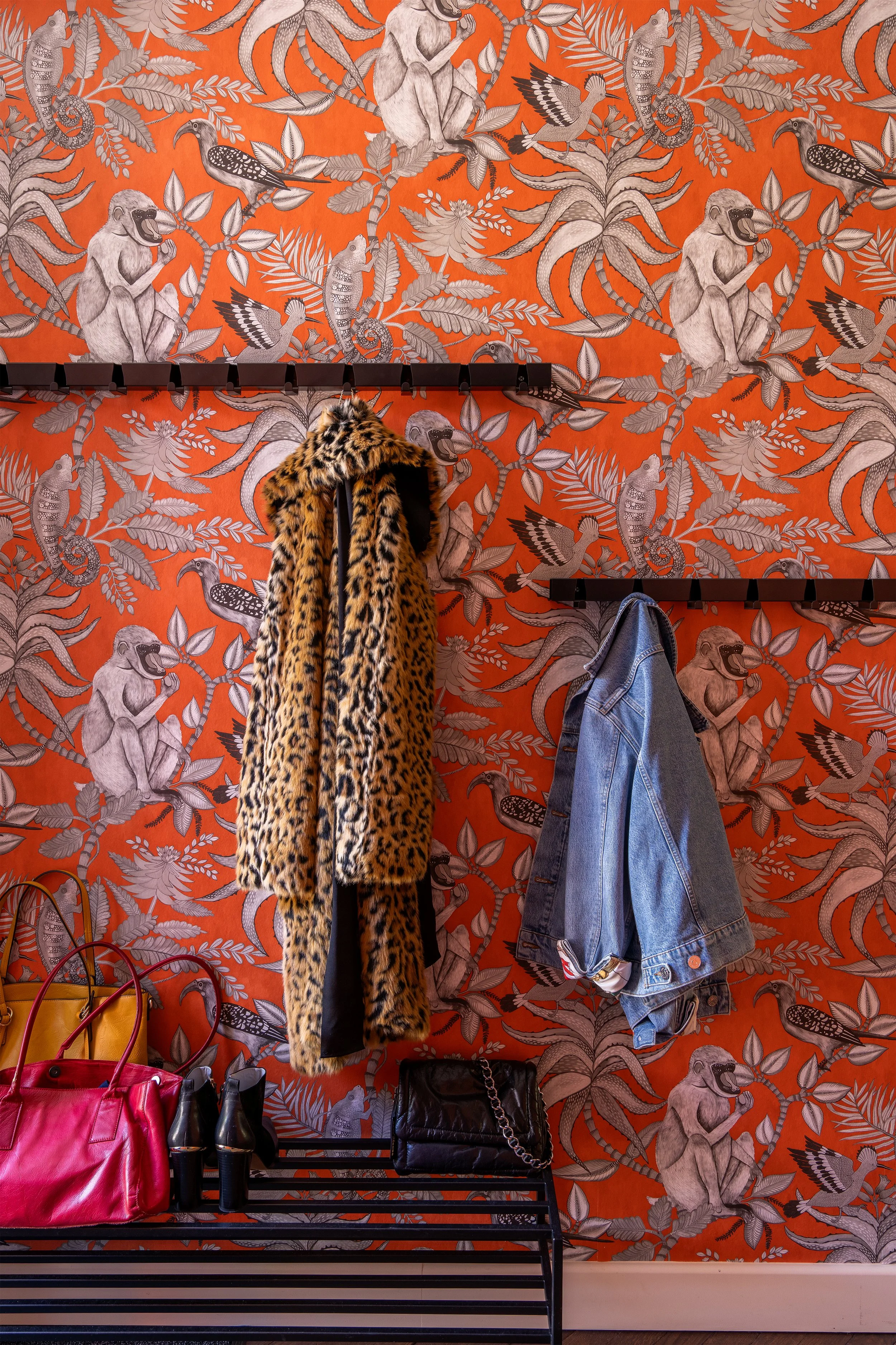 Kleurrijke oranje gang met Cole & Son Savuti behang en stalen Vij5 kapstok, eclectisch interieurontwerp van Belle & Bold.