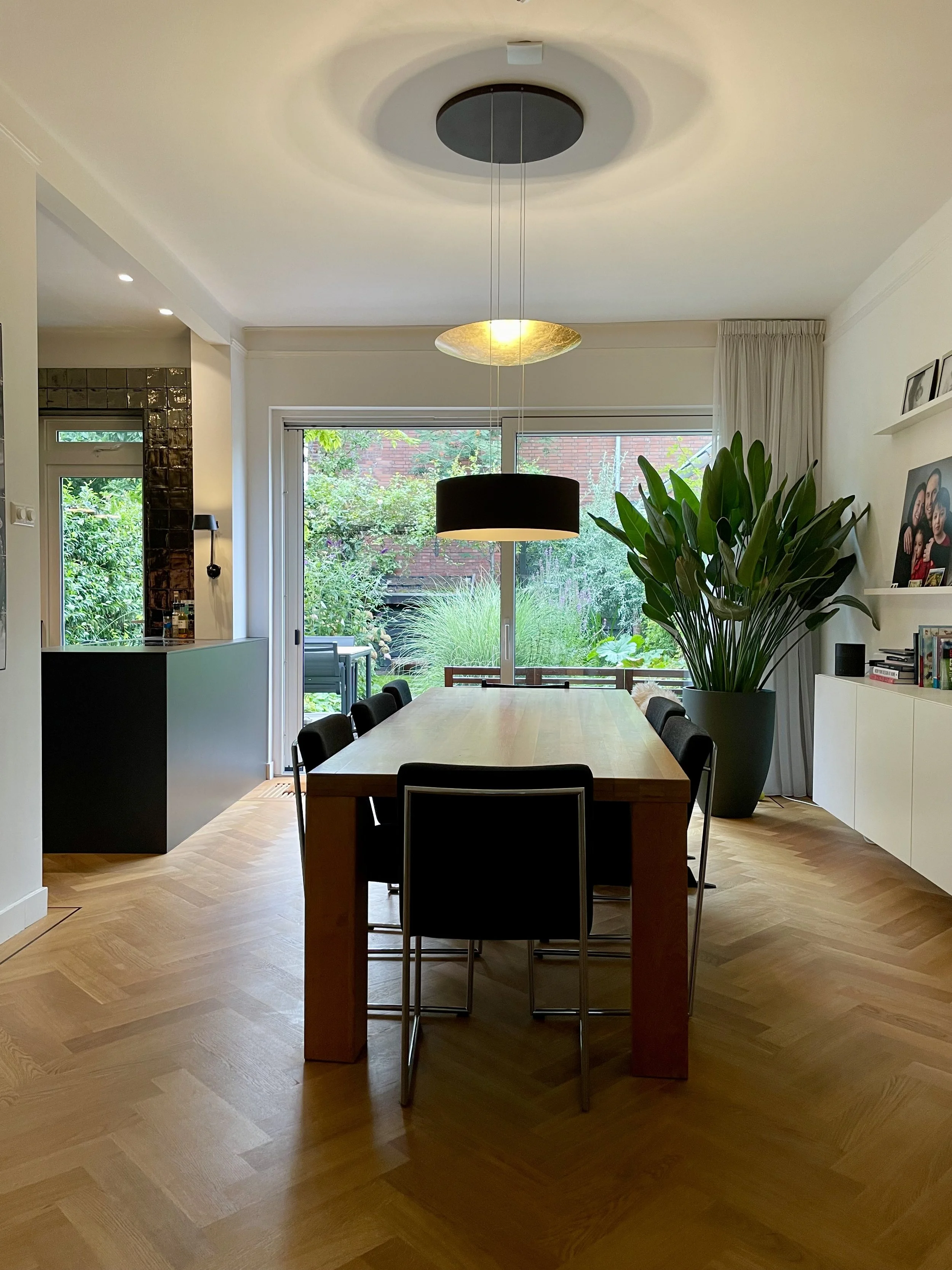 Klassieke eiken visgraat parketvloer met bies, keuken en eetkamer ensuite verbonden met woonkamer na duurzame renovatie jaren '30 herenhuis Den Haag.