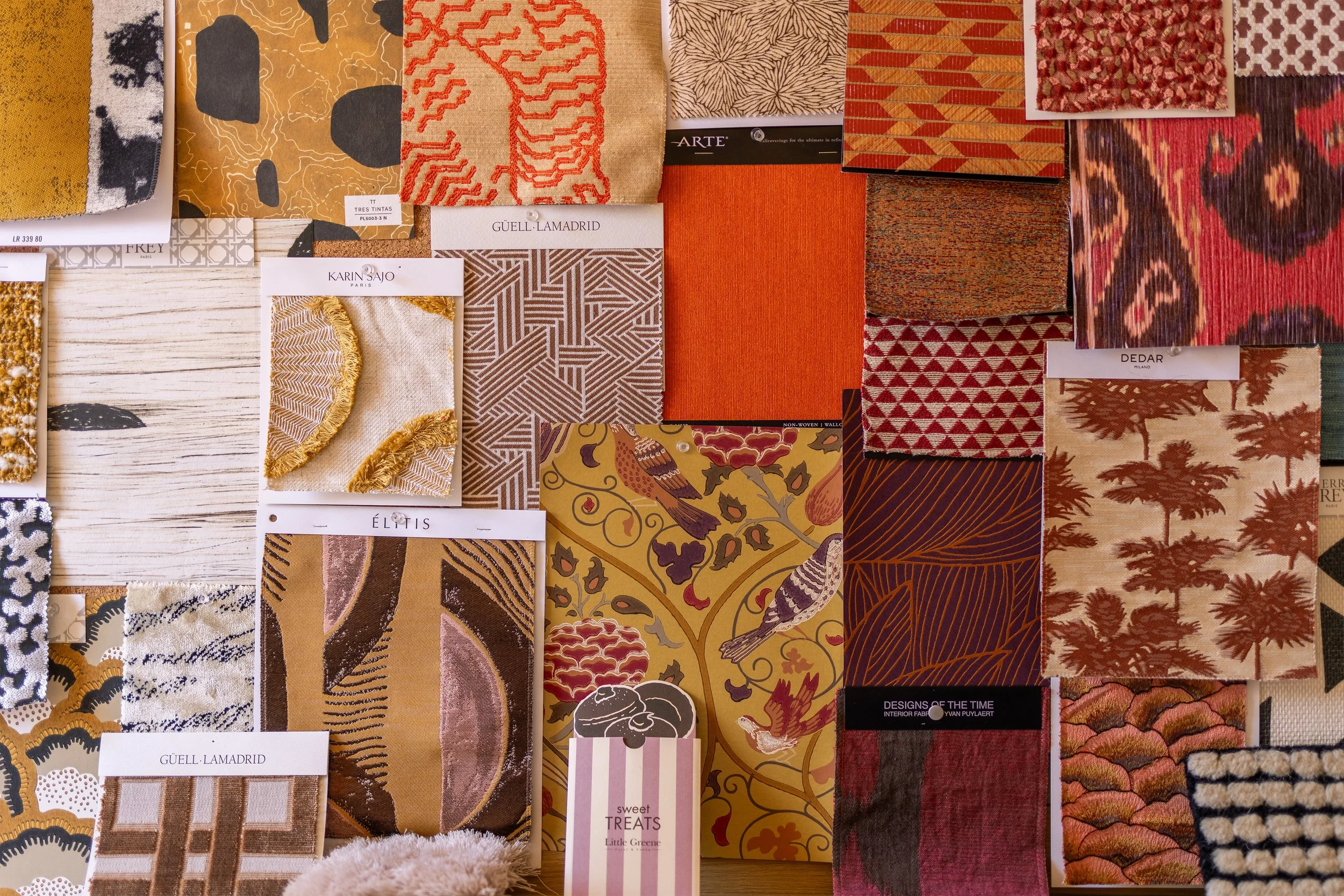 Stof- en behangsamples van Arte, Élitis, Designs of the Time en Little Greene in een kleurrijk moodboard