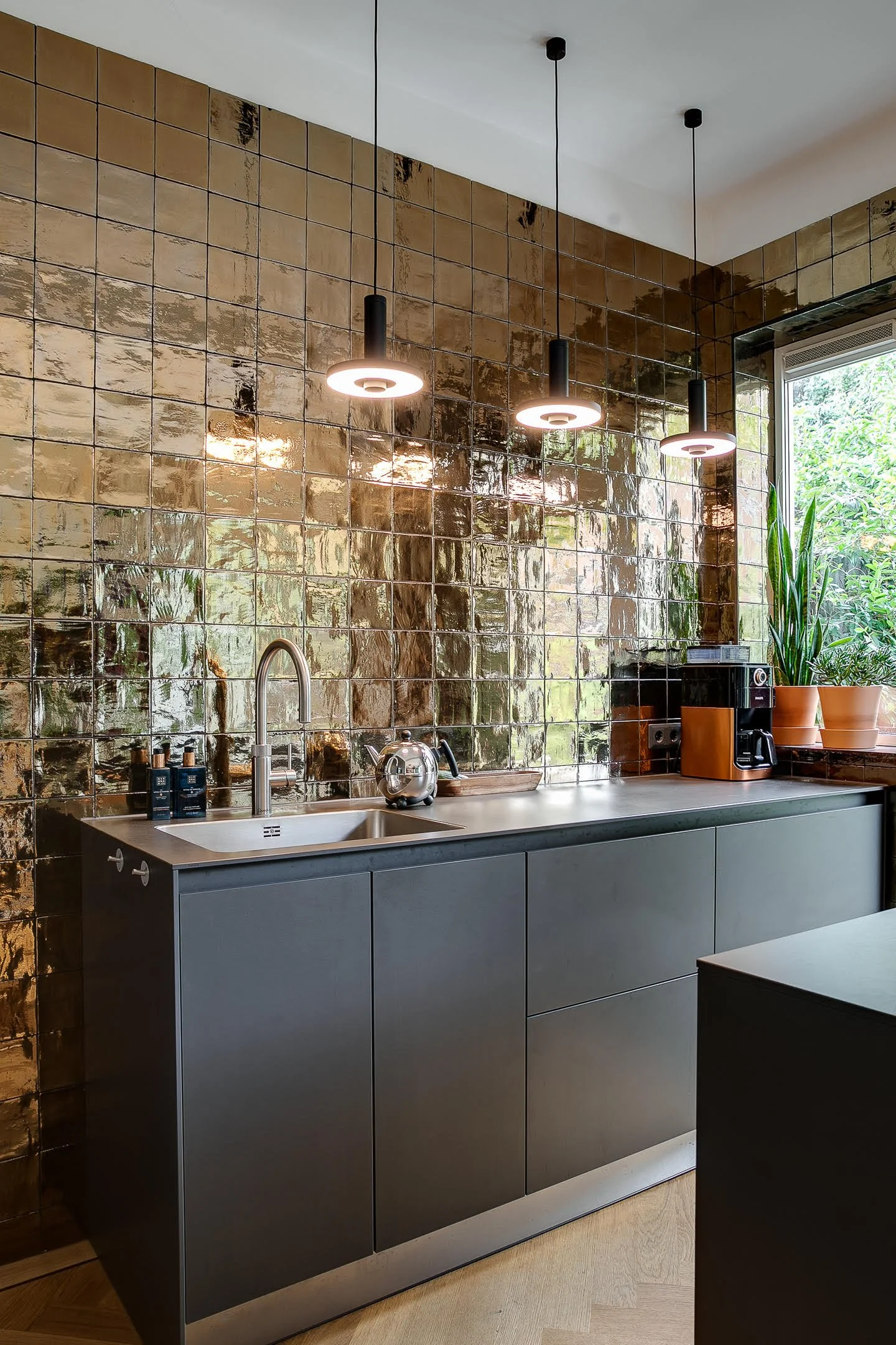 Strak, modern keukenblok met RVS plint, onderdeel van keukenontwerp door Belle & Bold Interior Design.  