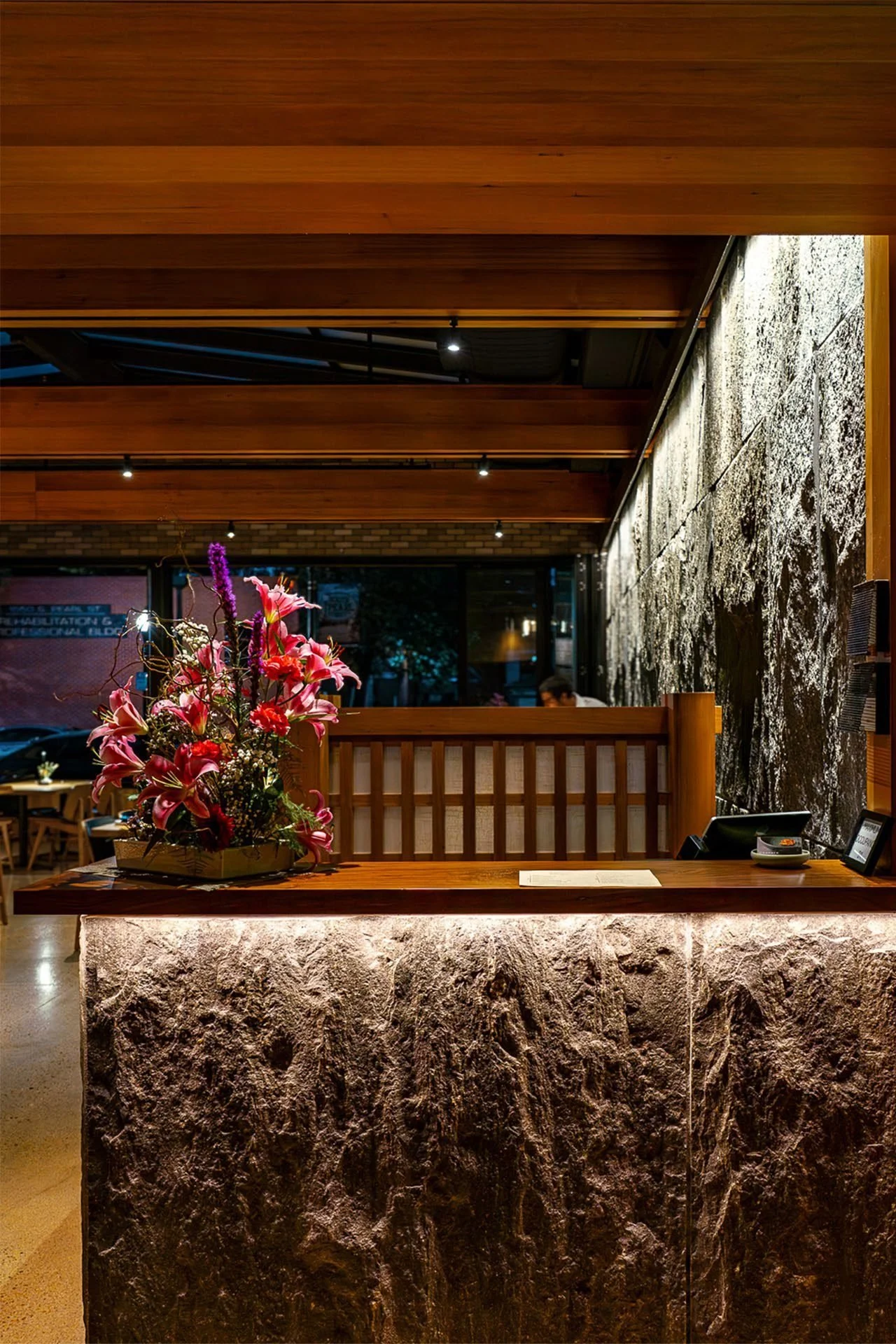 The host station, set against the gneiss stone wall of the reception.