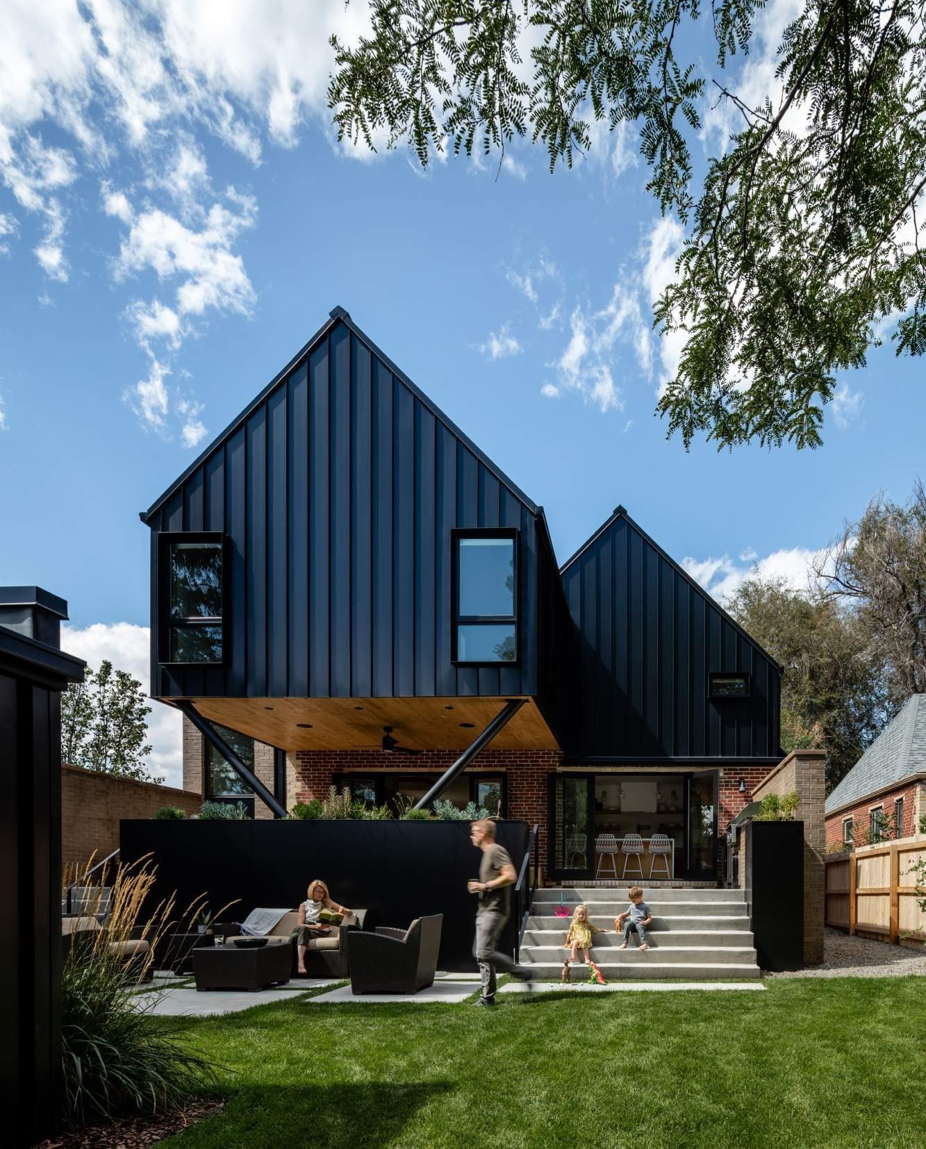 The floating gable of the master bedroom covers the outdoor dining space.