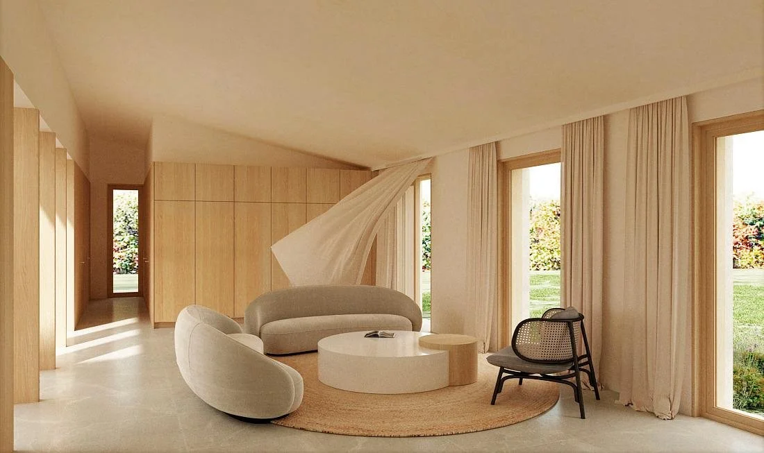 Sala moderna con muebles de color claro, cortinas beige, ventanas grandes con vista a un jardín, y detalles en madera.