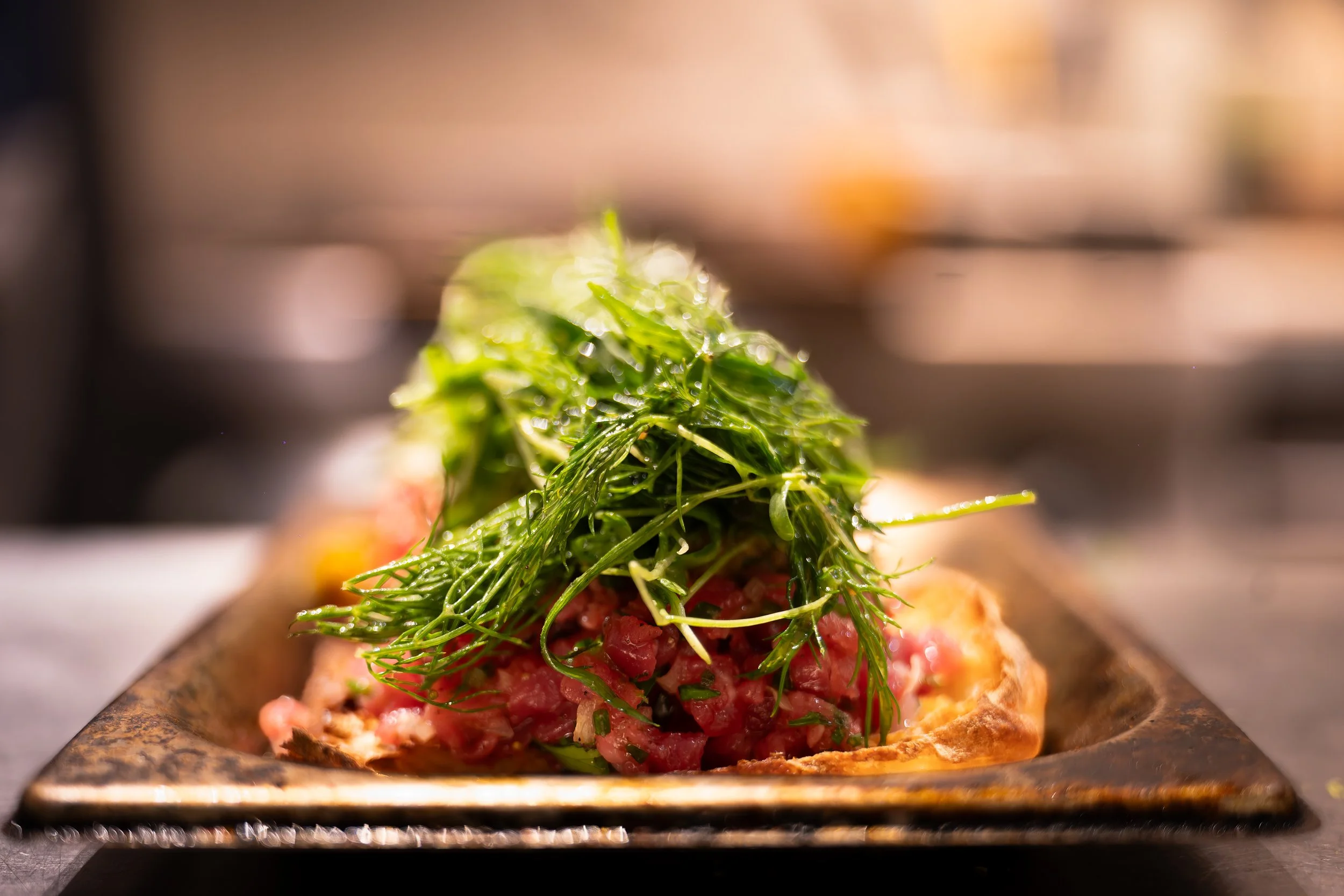 Close-up van een gerecht met vers greensalade op een houten bord.
