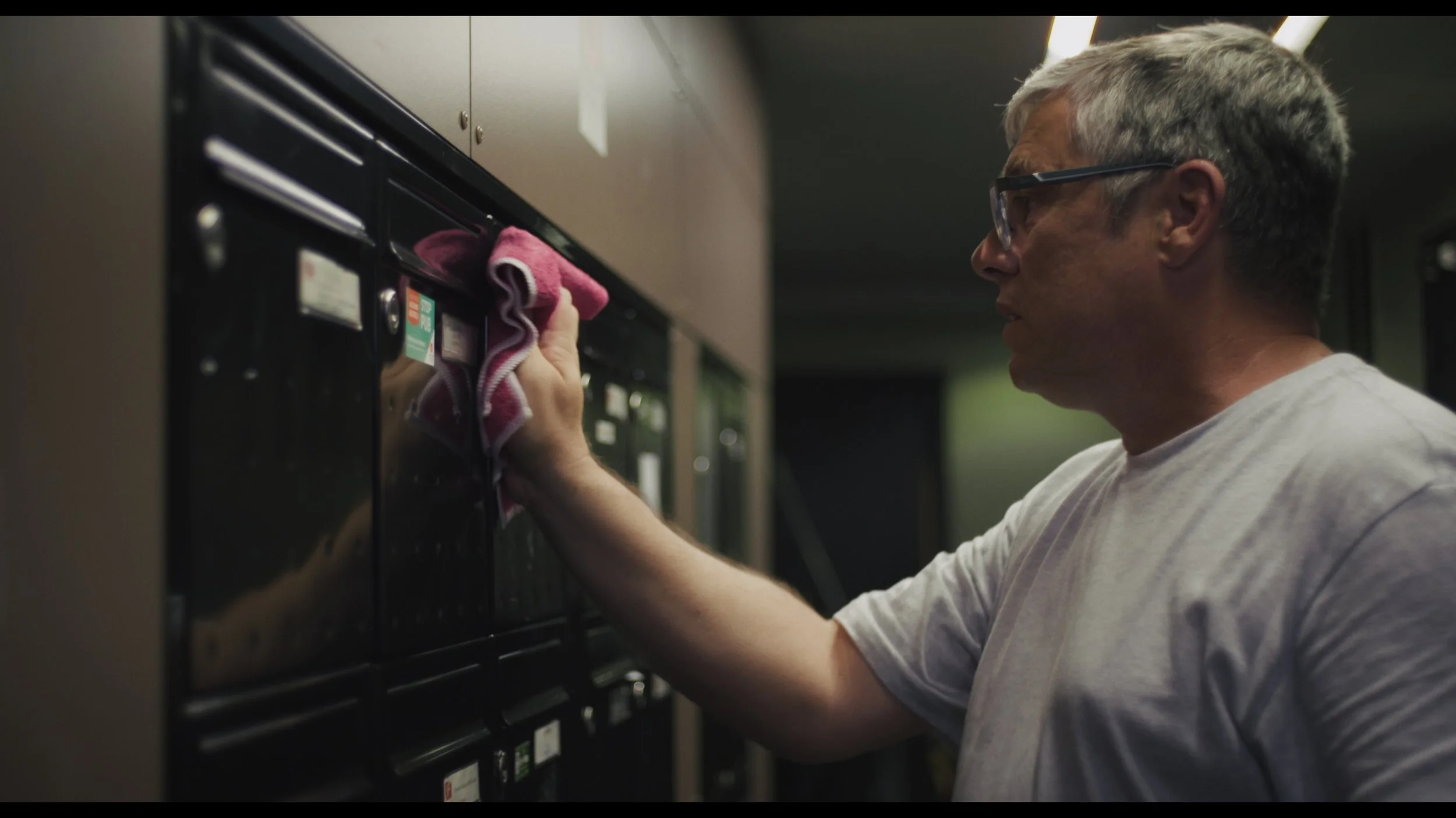 Au Contact - Emmanuel washing boxes.jpg