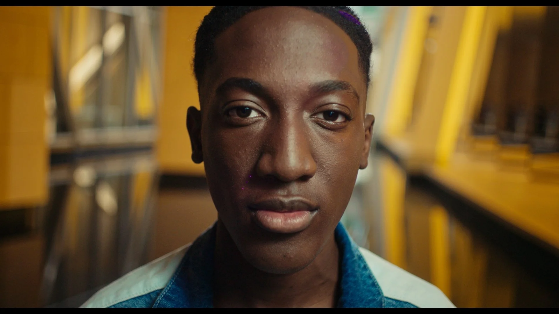 Trait d'Union - main portrait Bakary.jpg