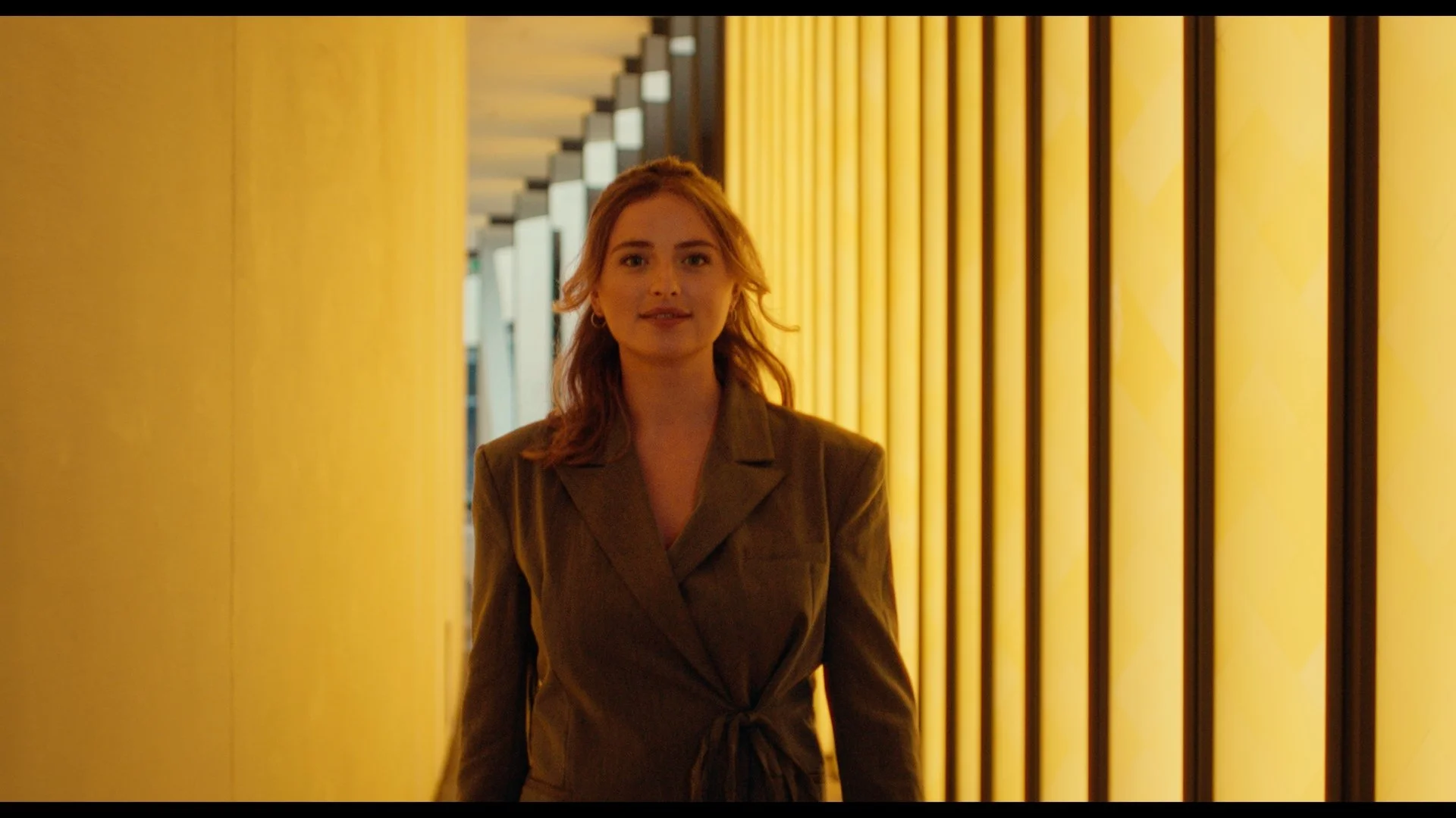 Trait d'Union - Alma walking.jpg