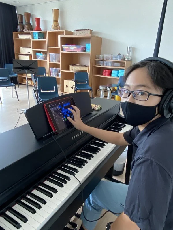 emiri-au-piano-pour-composition_1_orig.jpg