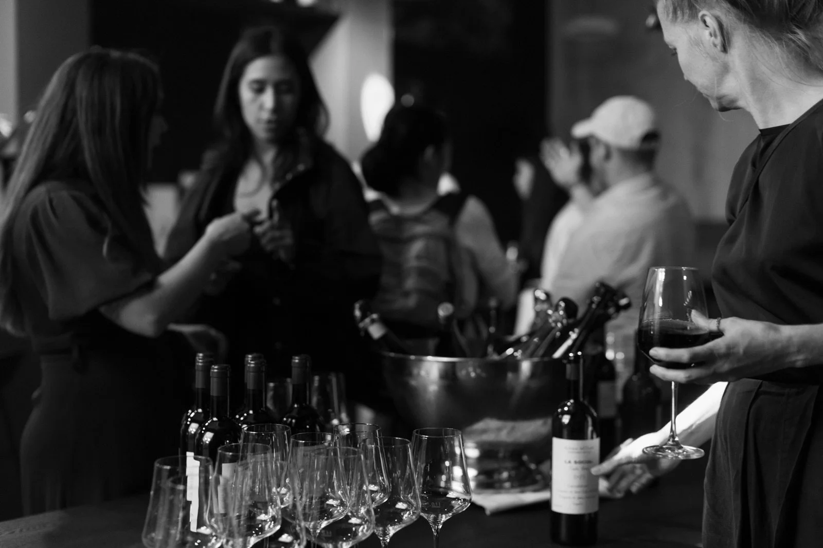 Urban soul, alpine setting. 🍷

A week ago, chez Smith opened its doors in Andermatt Reuss, bringing good wine, easy encounters and a little city spirit to the mountains.

A new place to meet, stay, share and discover your next favourite glass.

Welc