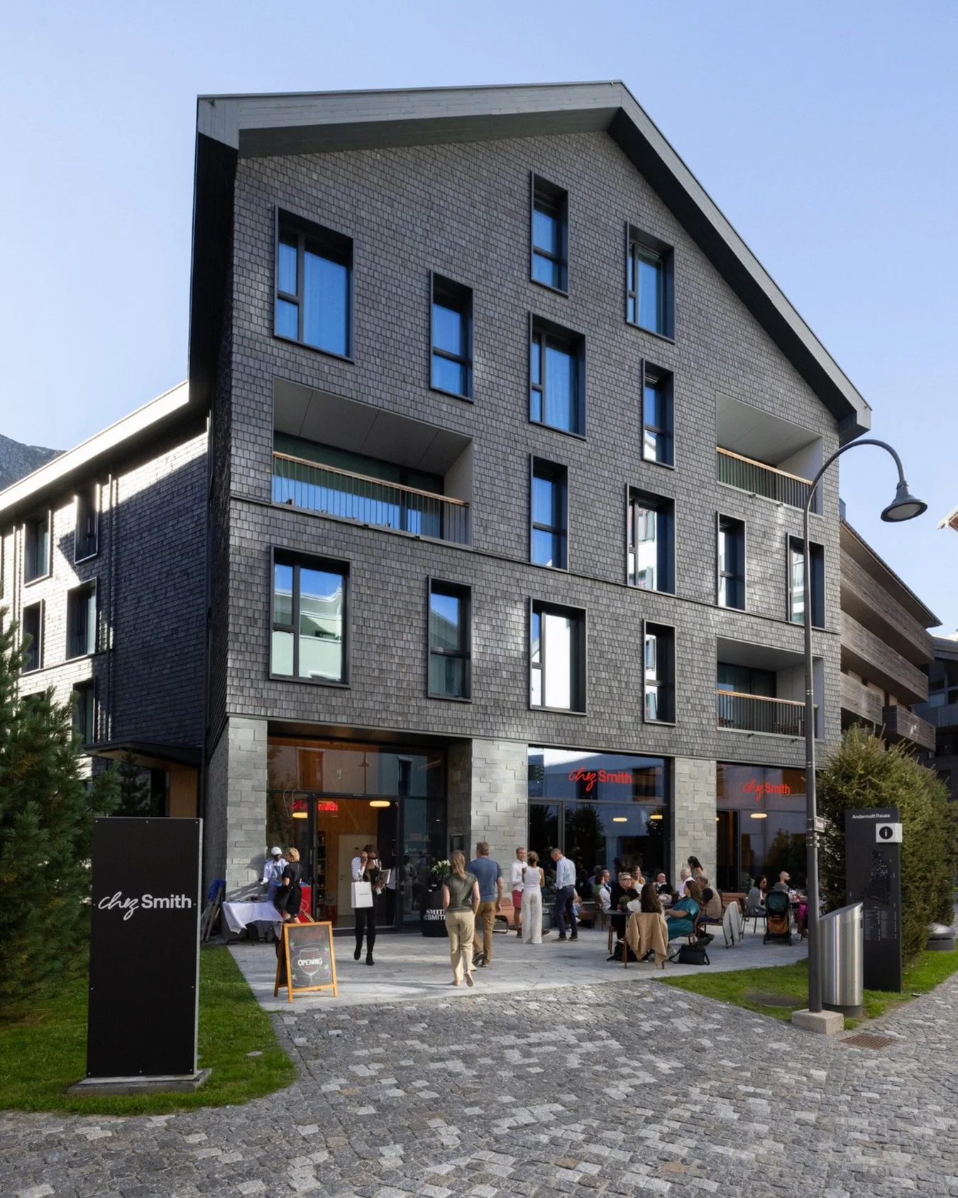 Your new favourite spot in Andermatt.

Good wine, good company and a little urban soul in the heart of the Swiss Alps.
Whether it&rsquo;s a quick glass, a long afternoon or an evening that turns into something more, there&rsquo;s always a reason to s