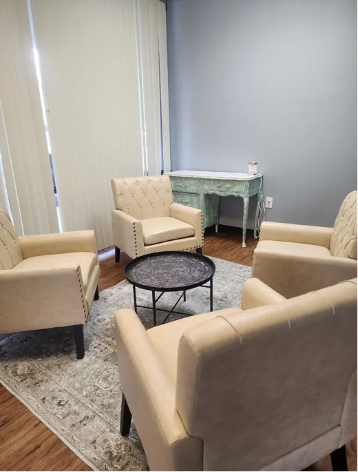 Lounge with a table and four chairs