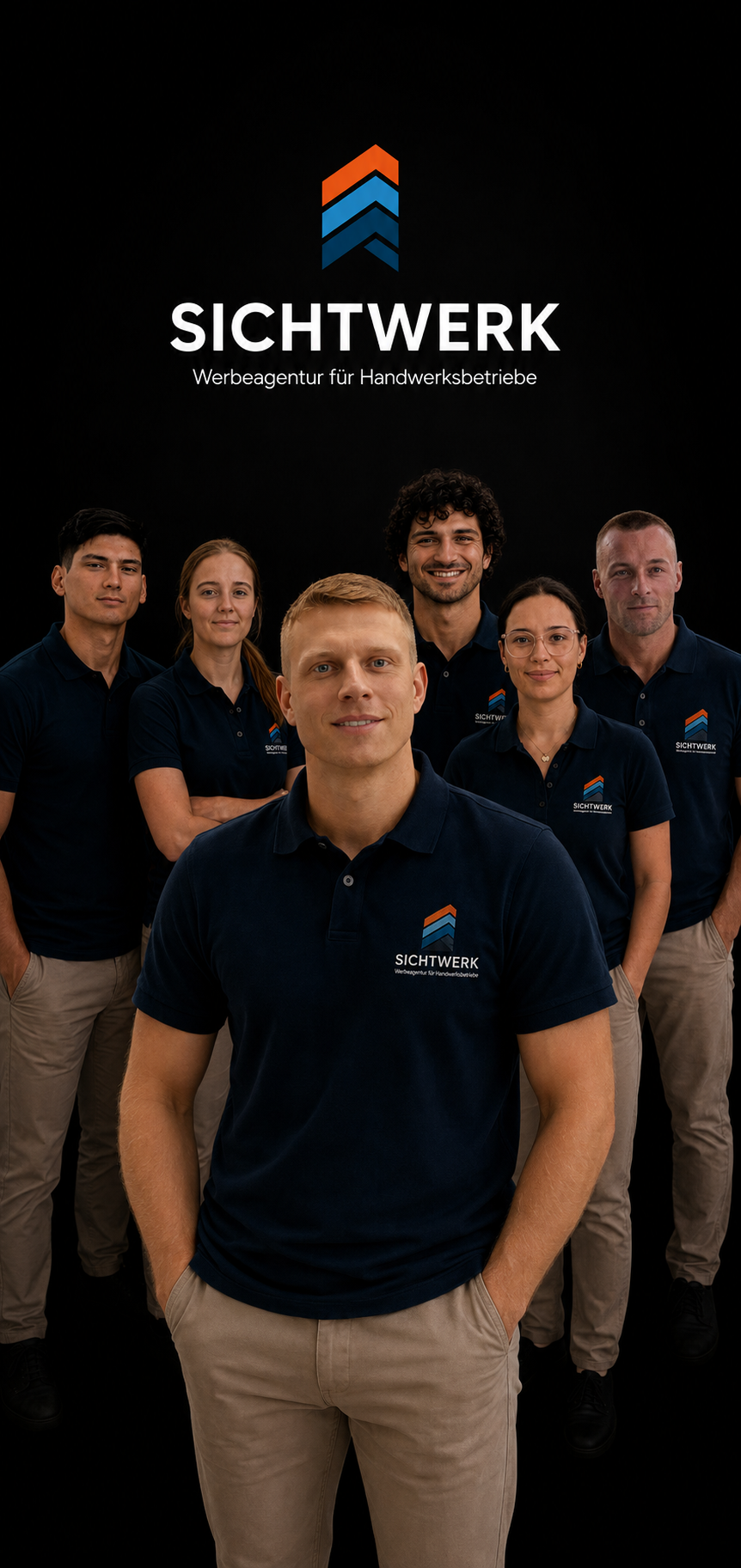 Gruppenfoto von sechs Menschen in dunkelblauen T-Shirts mit dem Logo und Text "SICHTWERK" gegen schwarzen Hintergrund, darunter der Text "Werbeagentur für Handwerksbetriebe".